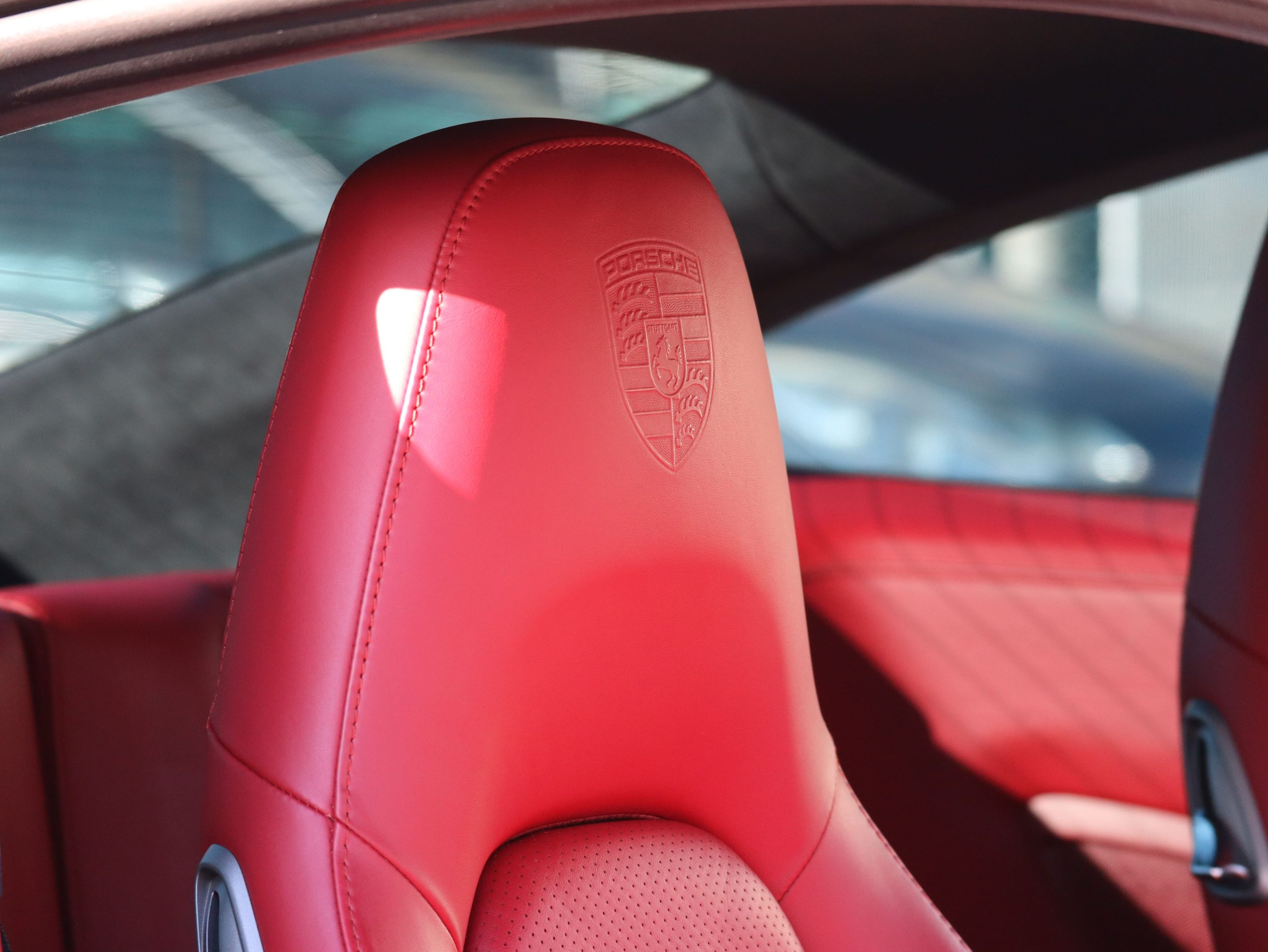 ポルシェ911カレラ4（Type991.1）PDK<br>スポーツエグゾーストシステム<br>スポーツデザインステアリング<br>カレラレッドレザーインテリア<br>クレストエンボス加工ヘッドレスト<br>20インチカレラSホイール