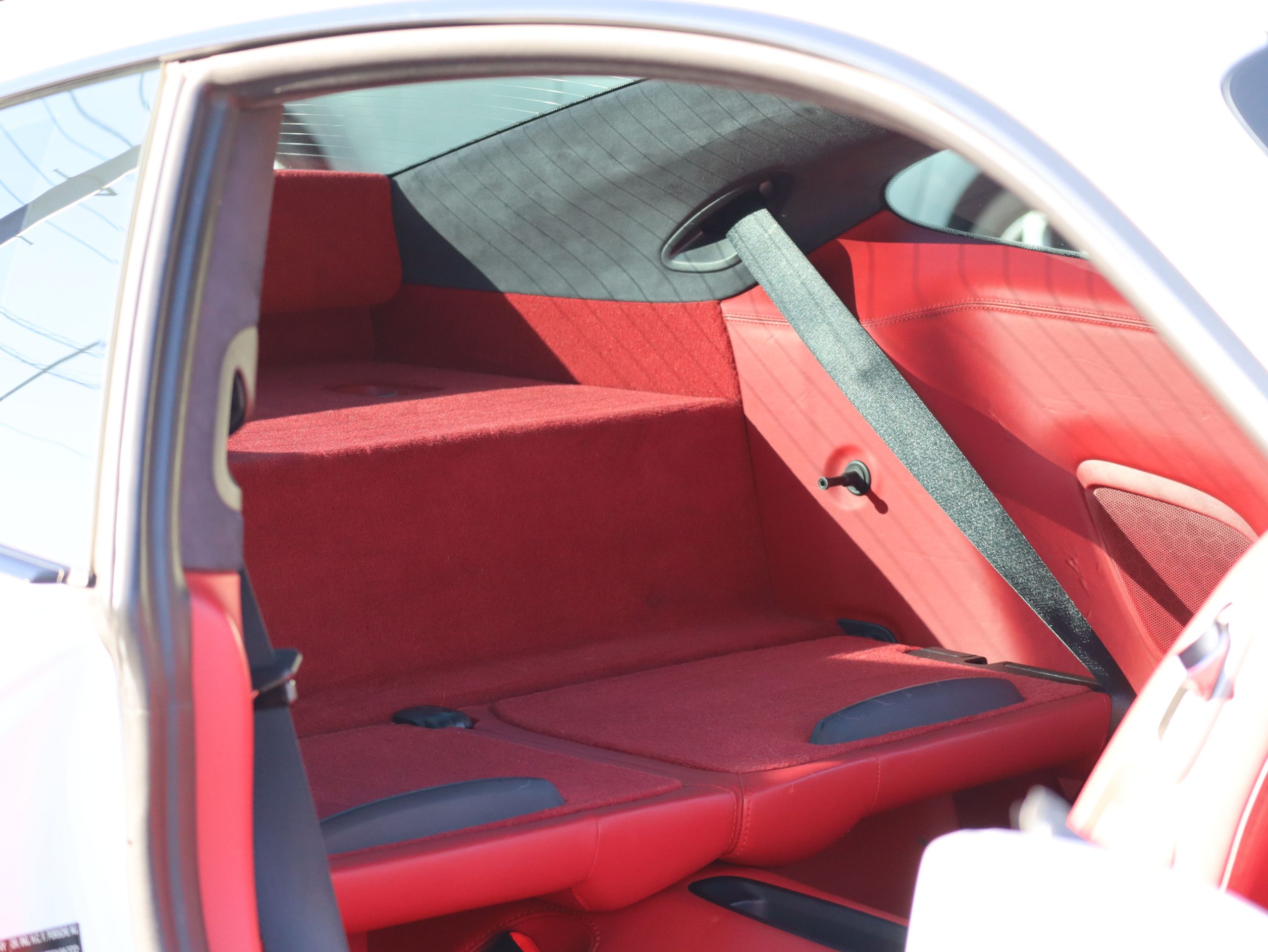 ポルシェ911カレラ4（Type991.1）PDK<br>スポーツエグゾーストシステム<br>スポーツデザインステアリング<br>カレラレッドレザーインテリア<br>クレストエンボス加工ヘッドレスト<br>20インチカレラSホイール