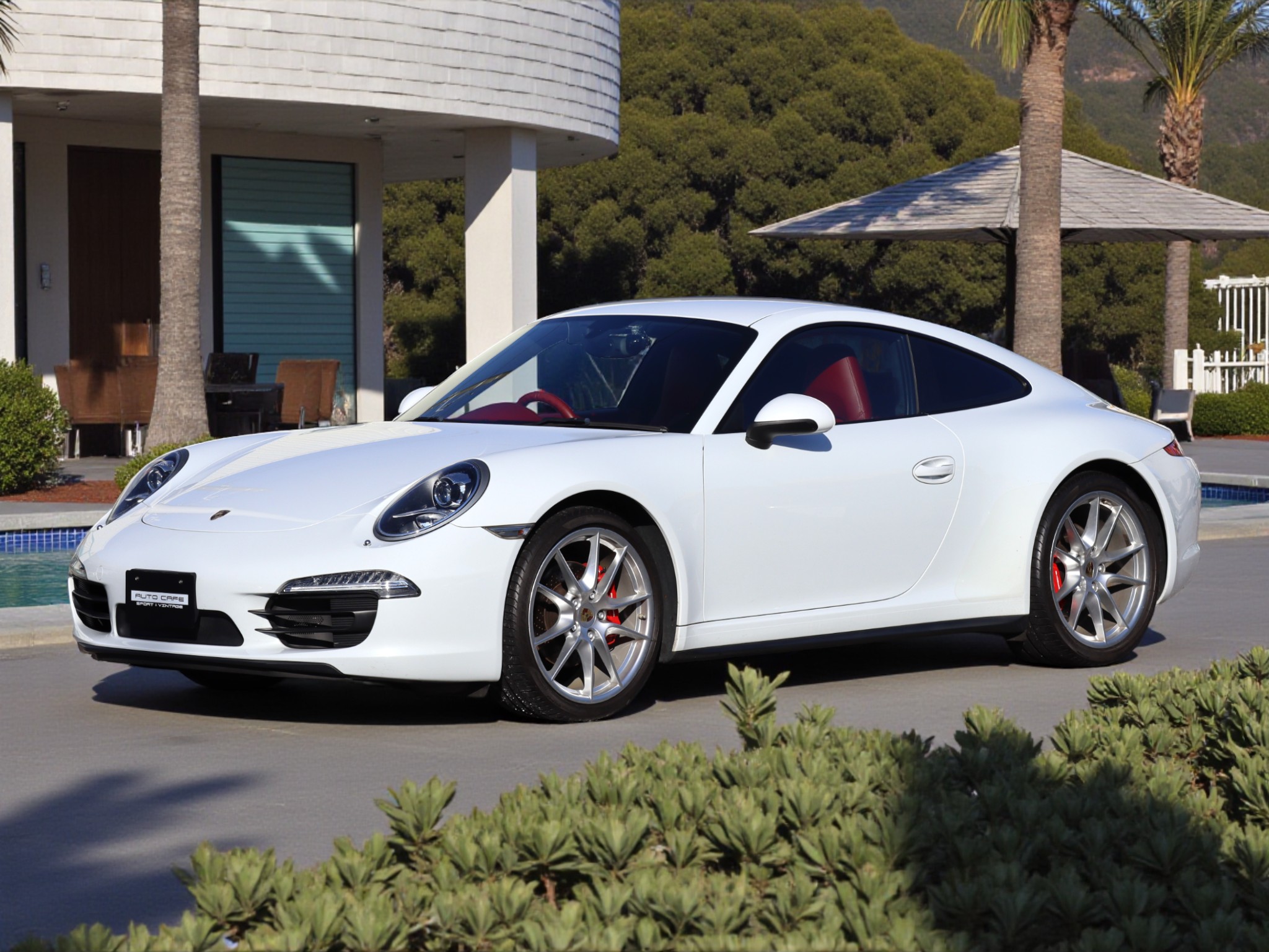 ポルシェ911カレラ4（Type991.1）PDK<br>スポーツエグゾーストシステム<br>スポーツデザインステアリング<br>カレラレッドレザーインテリア<br>クレストエンボス加工ヘッドレスト<br>20インチカレラSホイール