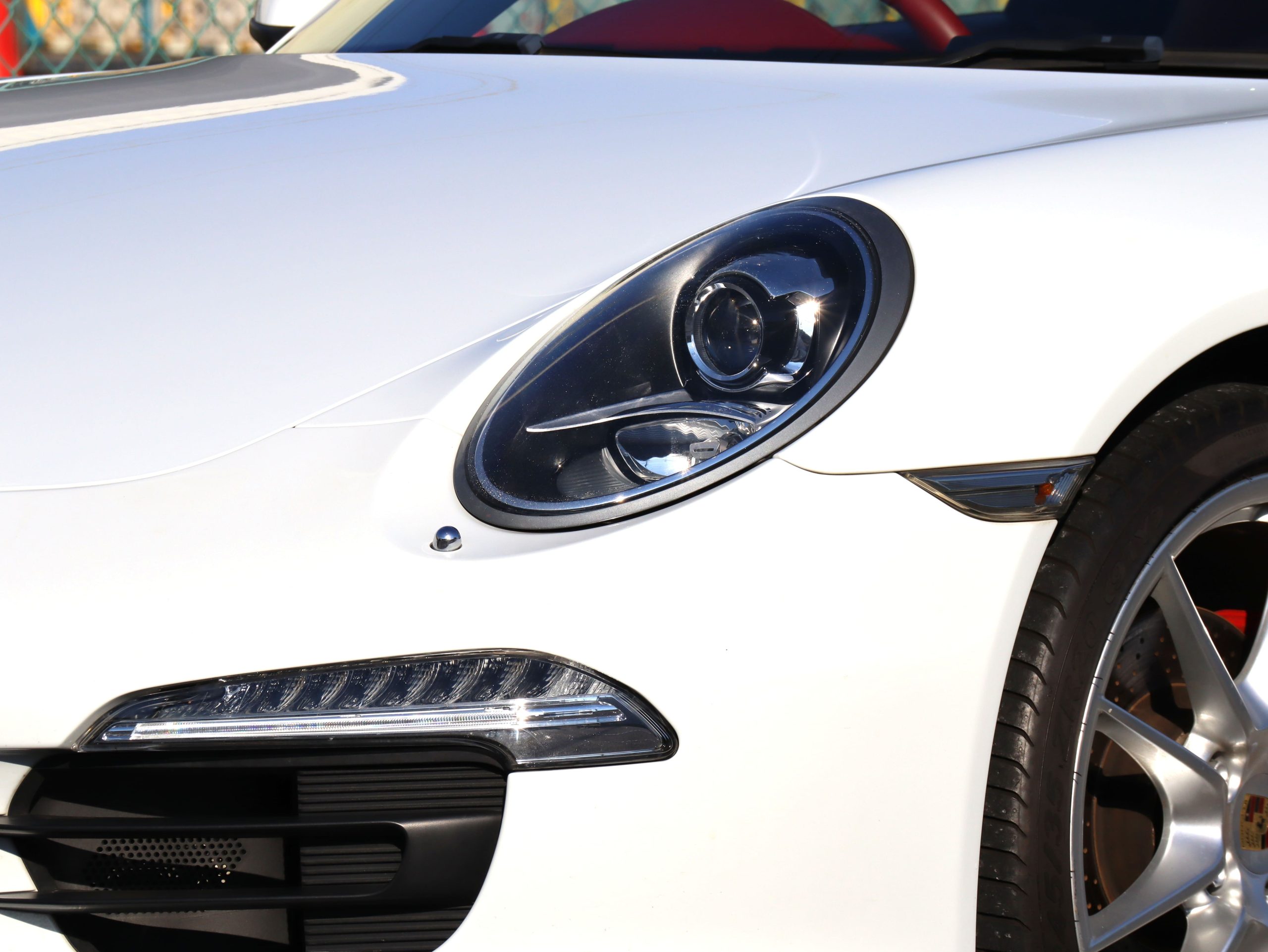 ポルシェ911カレラ4（Type991.1）PDK<br>スポーツエグゾーストシステム<br>スポーツデザインステアリング<br>カレラレッドレザーインテリア<br>クレストエンボス加工ヘッドレスト<br>20インチカレラSホイール