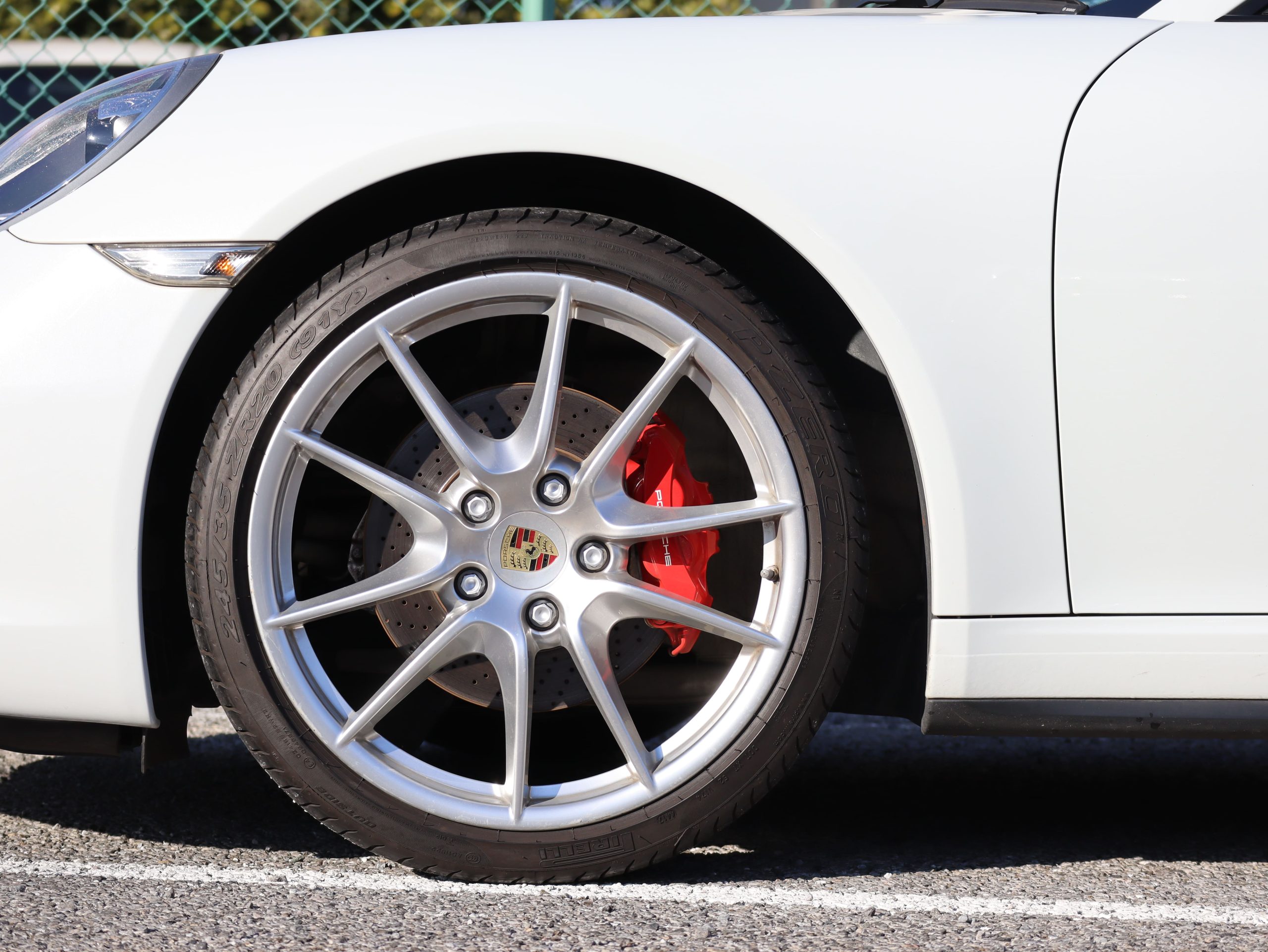 ポルシェ911カレラ4（Type991.1）PDK<br>スポーツエグゾーストシステム<br>スポーツデザインステアリング<br>カレラレッドレザーインテリア<br>クレストエンボス加工ヘッドレスト<br>20インチカレラSホイール