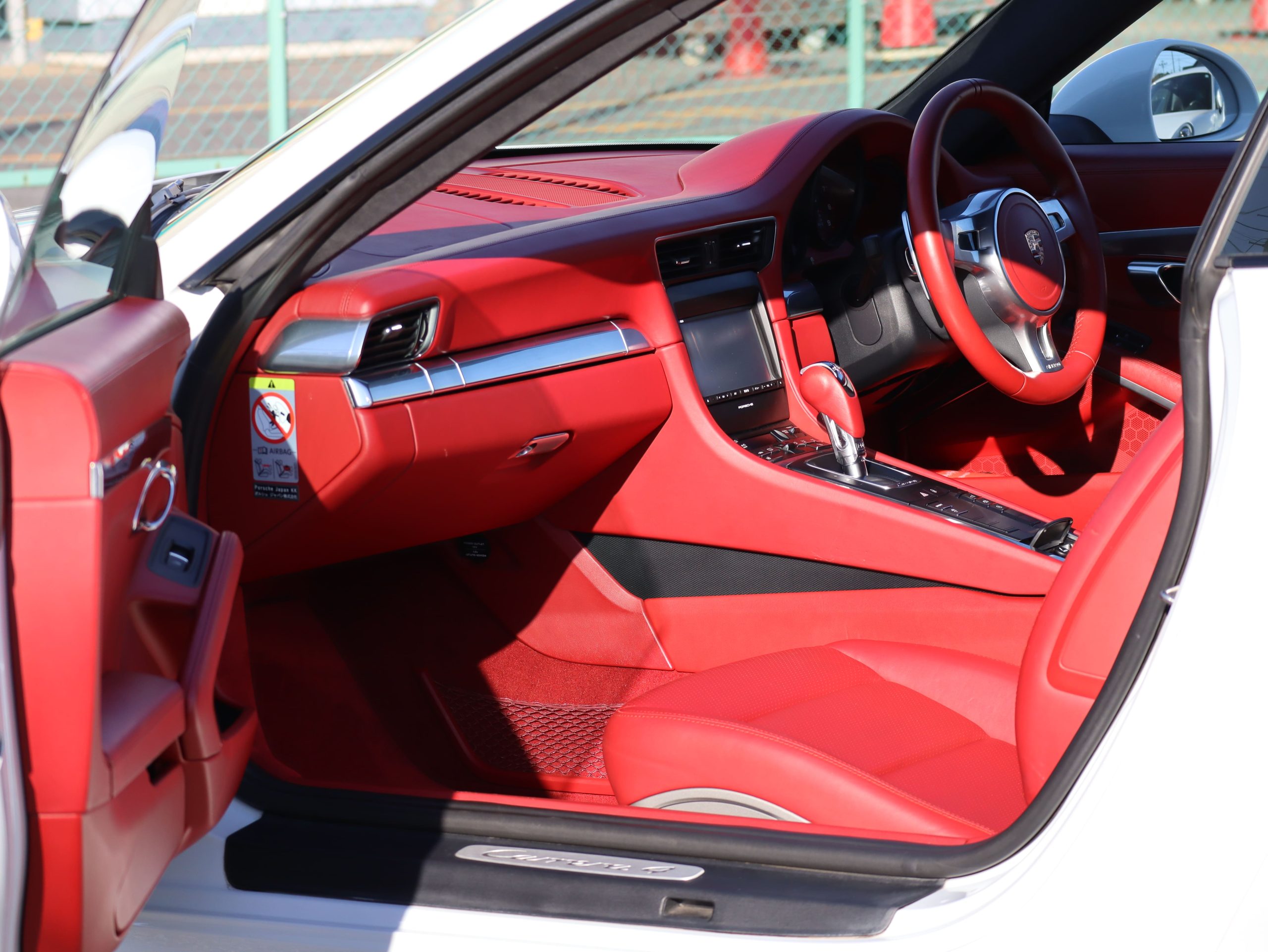 ポルシェ911カレラ4（Type991.1）PDK<br>スポーツエグゾーストシステム<br>スポーツデザインステアリング<br>カレラレッドレザーインテリア<br>クレストエンボス加工ヘッドレスト<br>20インチカレラSホイール