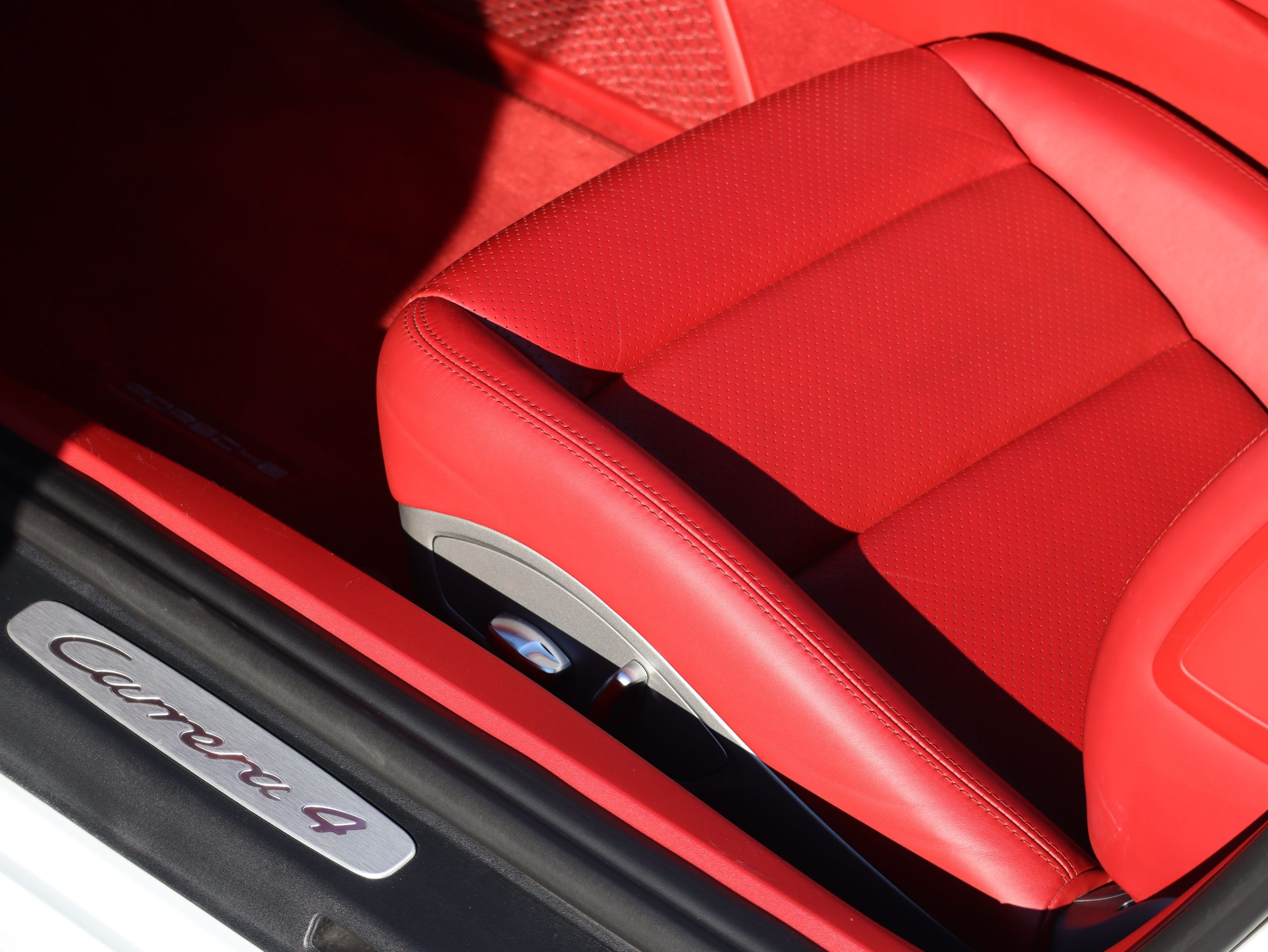 ポルシェ911カレラ4（Type991.1）PDK<br>スポーツエグゾーストシステム<br>スポーツデザインステアリング<br>カレラレッドレザーインテリア<br>クレストエンボス加工ヘッドレスト<br>20インチカレラSホイール