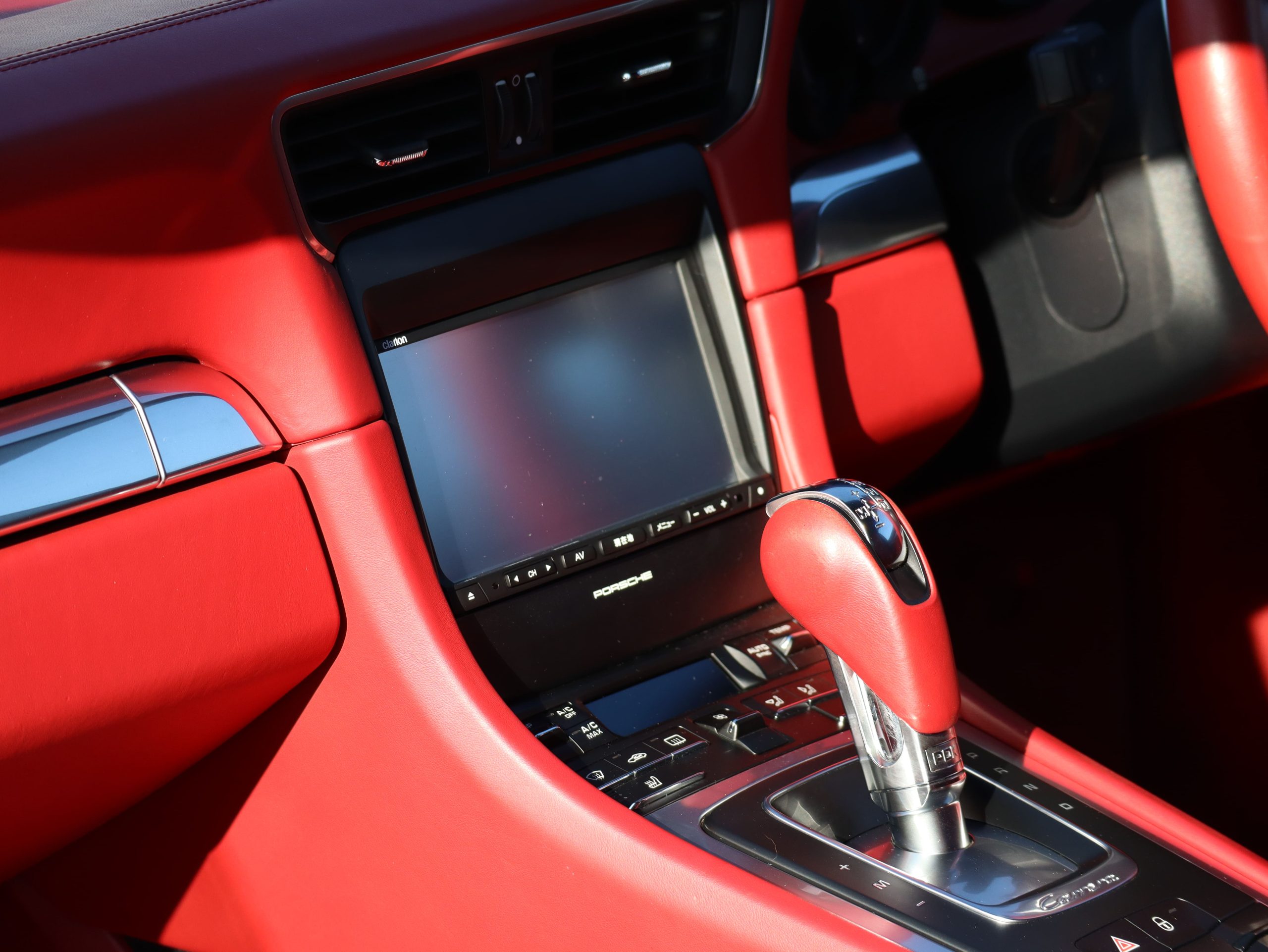 ポルシェ911カレラ4（Type991.1）PDK<br>スポーツエグゾーストシステム<br>スポーツデザインステアリング<br>カレラレッドレザーインテリア<br>クレストエンボス加工ヘッドレスト<br>20インチカレラSホイール