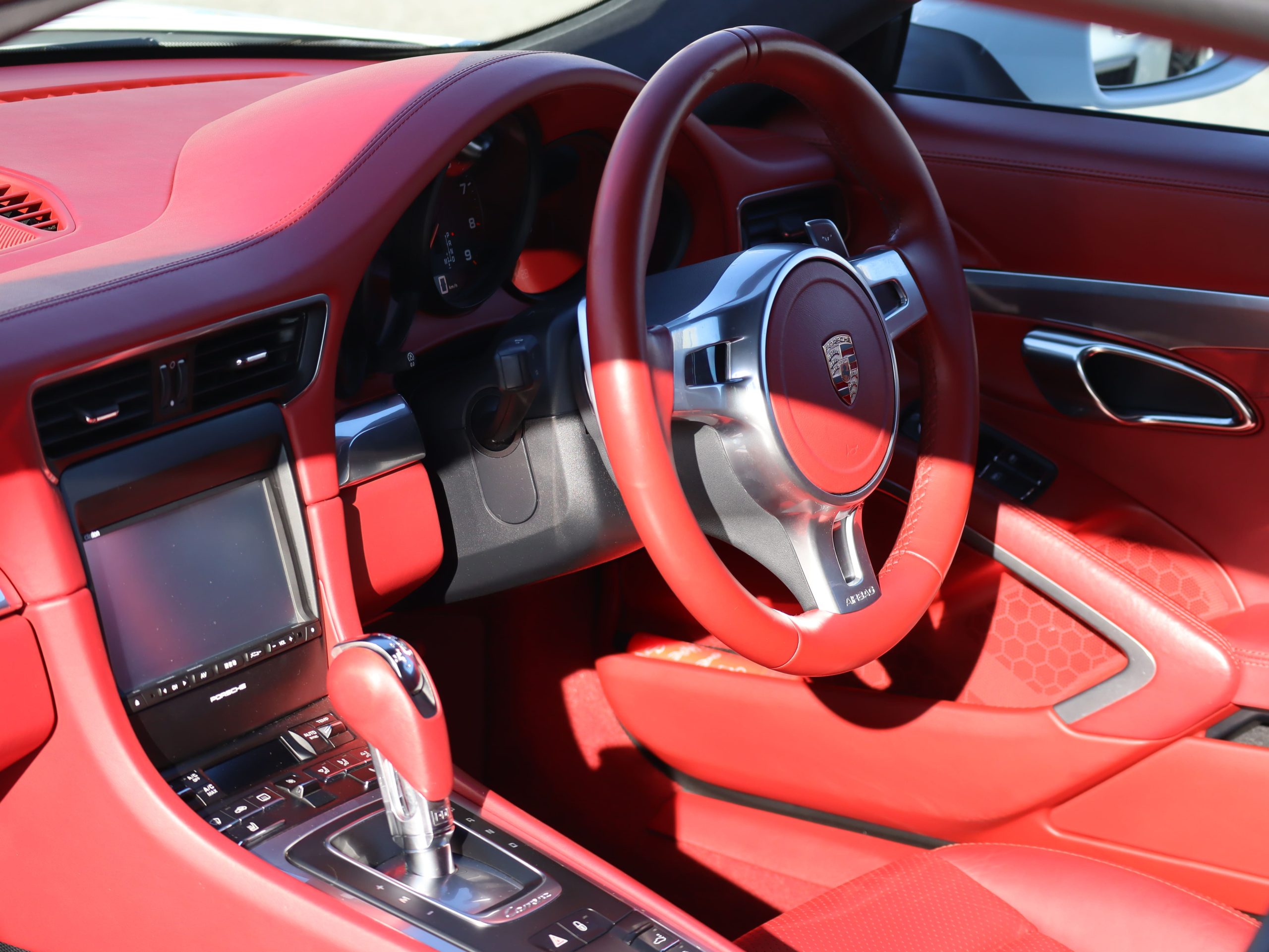 ポルシェ911カレラ4（Type991.1）PDK<br>スポーツエグゾーストシステム<br>スポーツデザインステアリング<br>カレラレッドレザーインテリア<br>クレストエンボス加工ヘッドレスト<br>20インチカレラSホイール