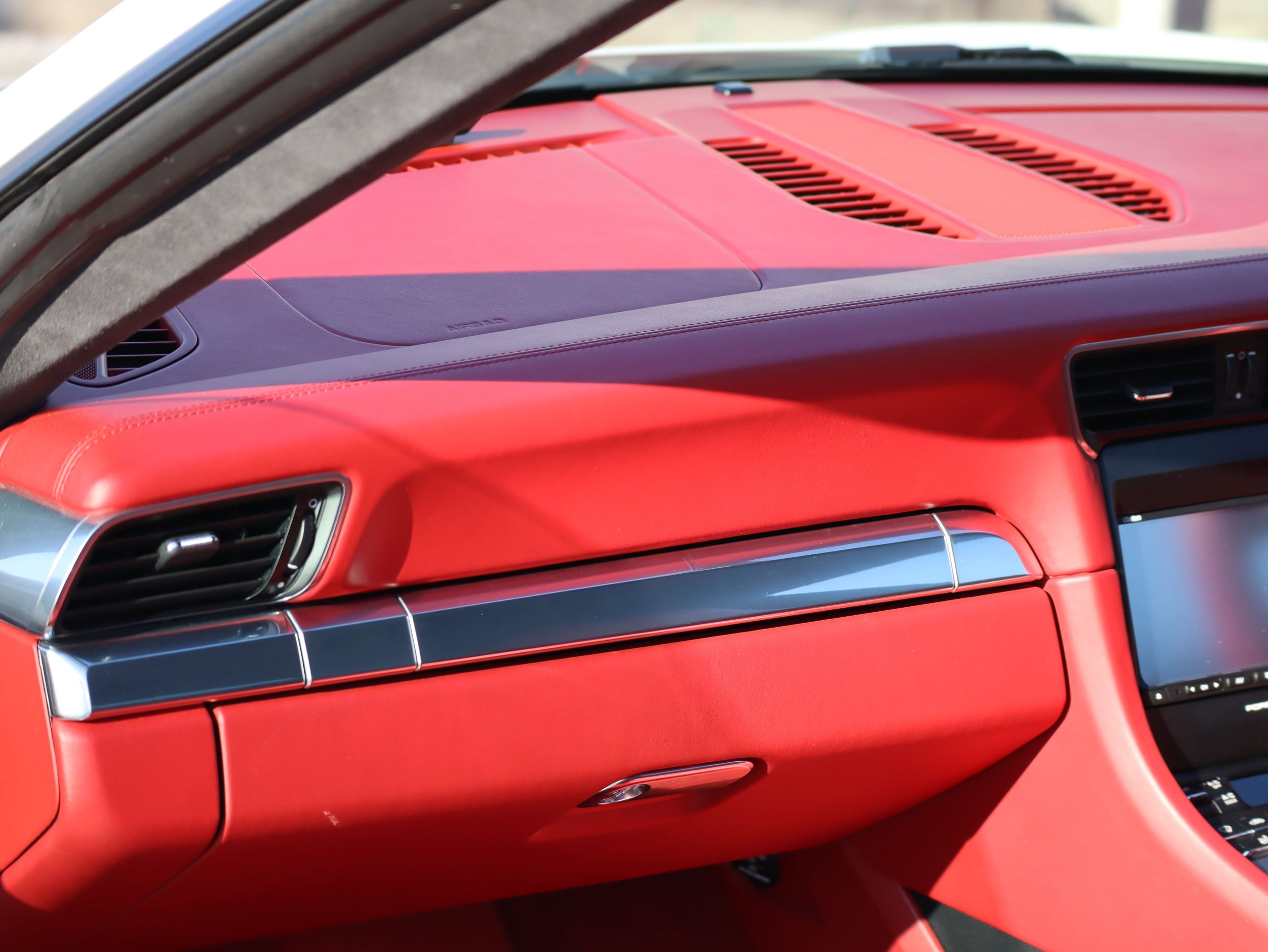 ポルシェ911カレラ4（Type991.1）PDK<br>スポーツエグゾーストシステム<br>スポーツデザインステアリング<br>カレラレッドレザーインテリア<br>クレストエンボス加工ヘッドレスト<br>20インチカレラSホイール