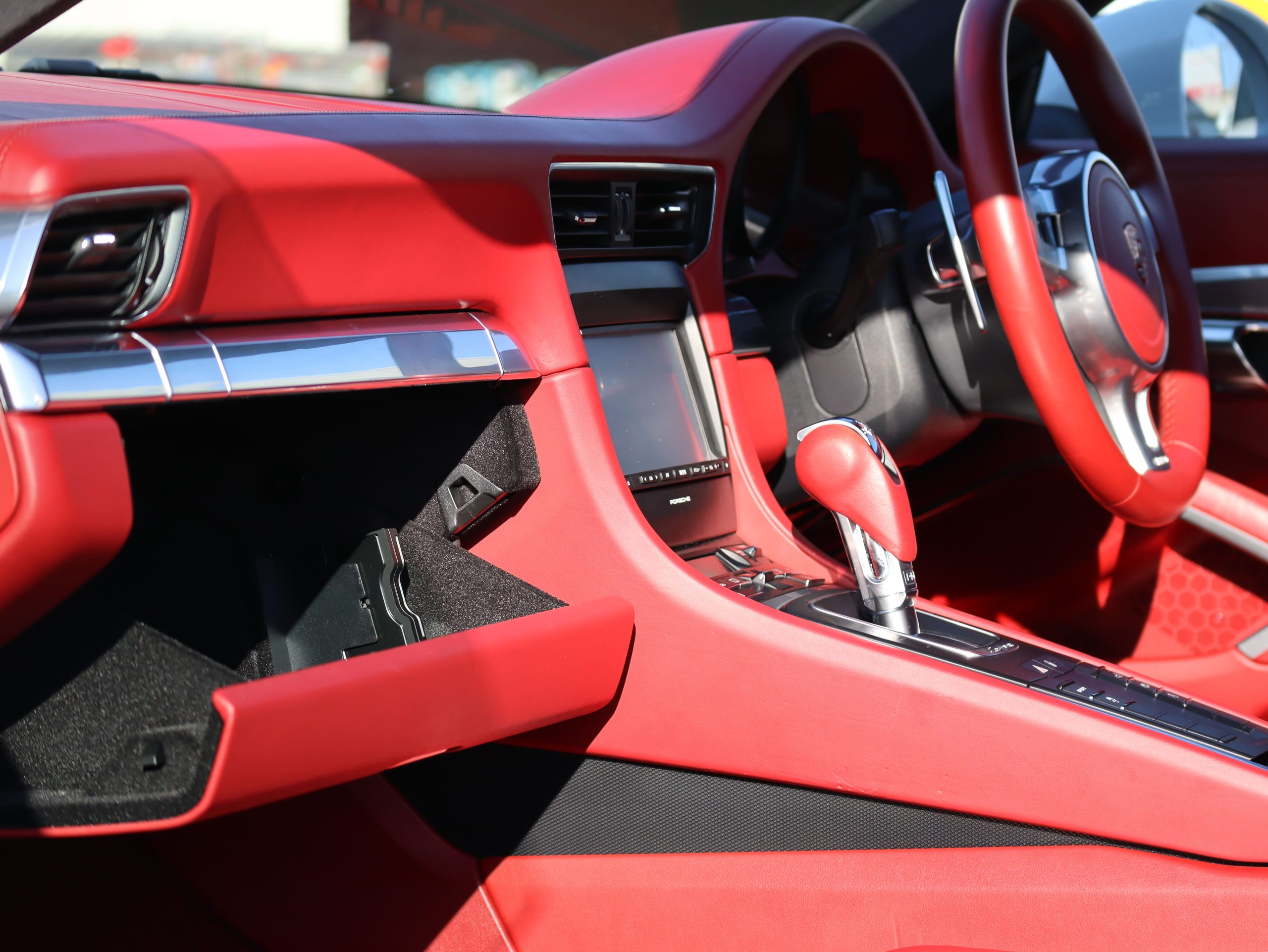 ポルシェ911カレラ4（Type991.1）PDK<br>スポーツエグゾーストシステム<br>スポーツデザインステアリング<br>カレラレッドレザーインテリア<br>クレストエンボス加工ヘッドレスト<br>20インチカレラSホイール