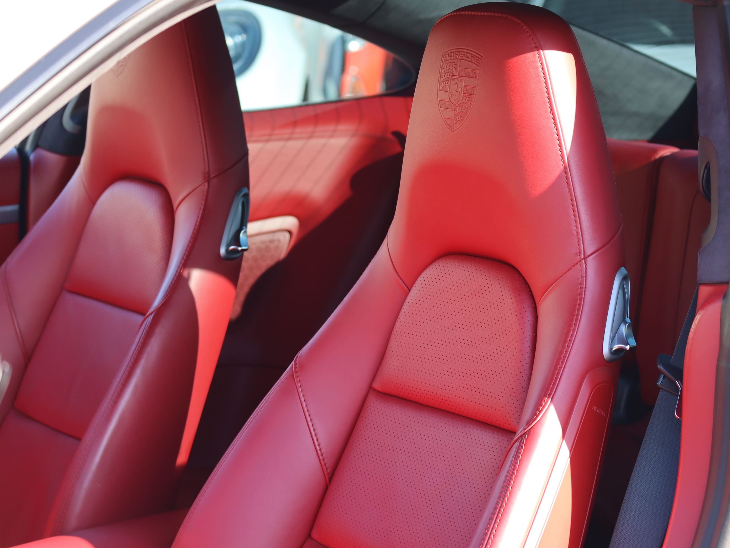 ポルシェ911カレラ4（Type991.1）PDK<br>スポーツエグゾーストシステム<br>スポーツデザインステアリング<br>カレラレッドレザーインテリア<br>クレストエンボス加工ヘッドレスト<br>20インチカレラSホイール