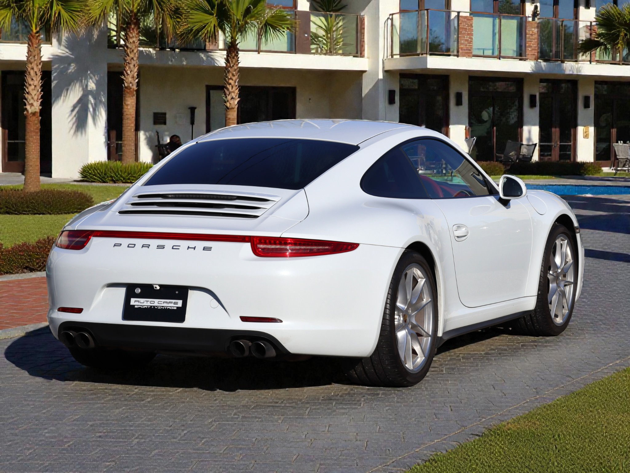 ポルシェ911カレラ4（Type991.1）PDK<br>スポーツエグゾーストシステム<br>スポーツデザインステアリング<br>カレラレッドレザーインテリア<br>クレストエンボス加工ヘッドレスト<br>20インチカレラSホイール