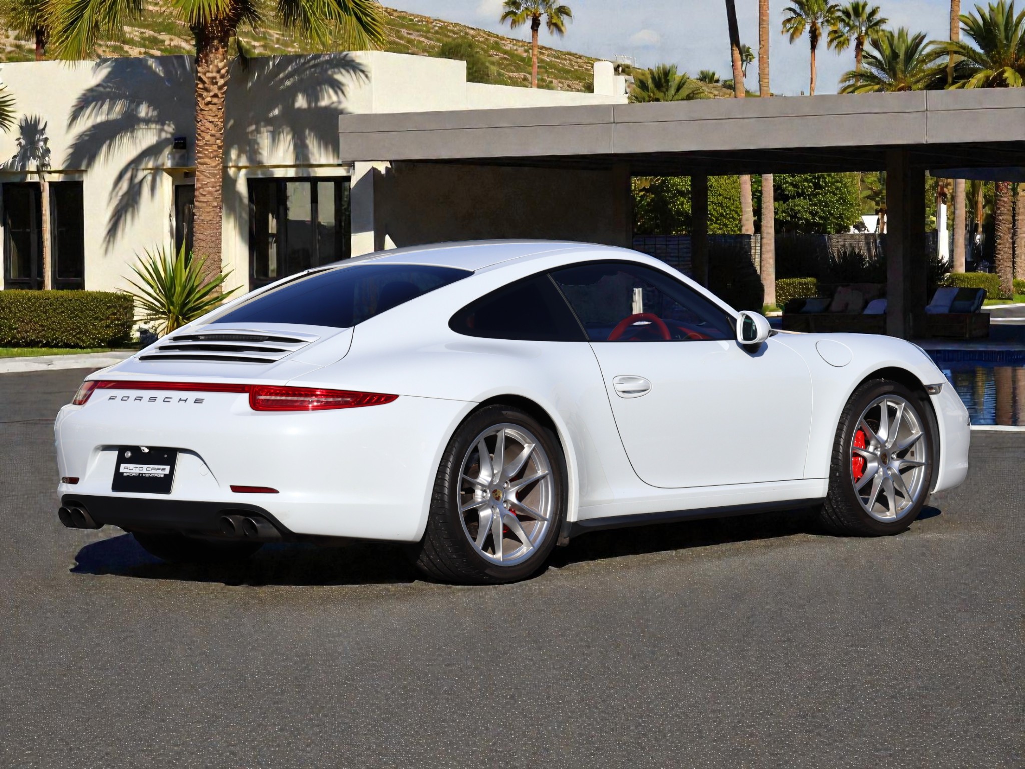 ポルシェ911カレラ4（Type991.1）PDK<br>スポーツエグゾーストシステム<br>スポーツデザインステアリング<br>カレラレッドレザーインテリア<br>クレストエンボス加工ヘッドレスト<br>20インチカレラSホイール