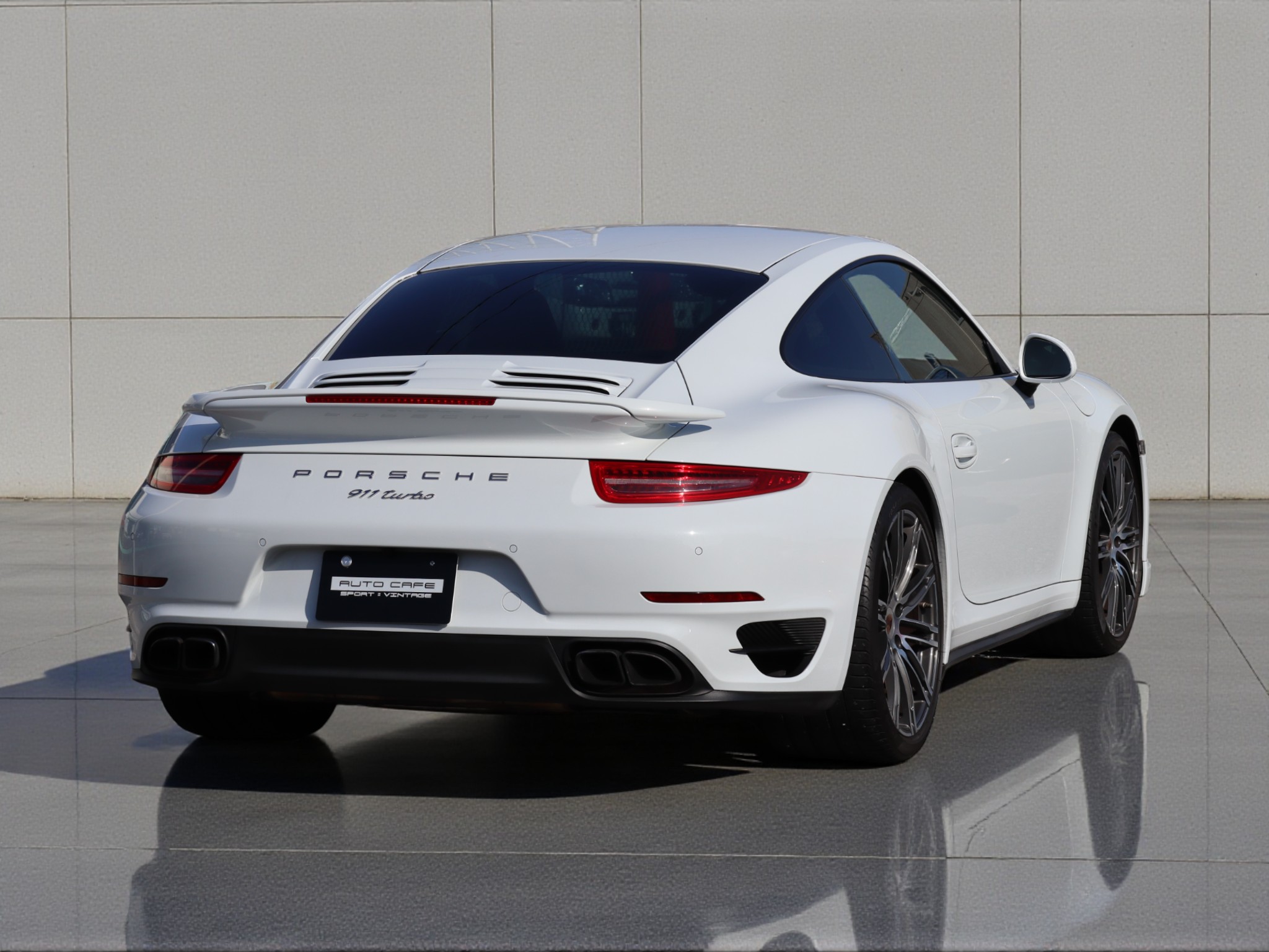 ポルシェ911ターボ（Type991.1）PDK<br>ツートンレザーインテリア<br>PDLS Plus含むLEDヘッドライト<br>リアアクスルステアリング<br>BOSEサウンドシステム<br>スポーツクロノパッケージ