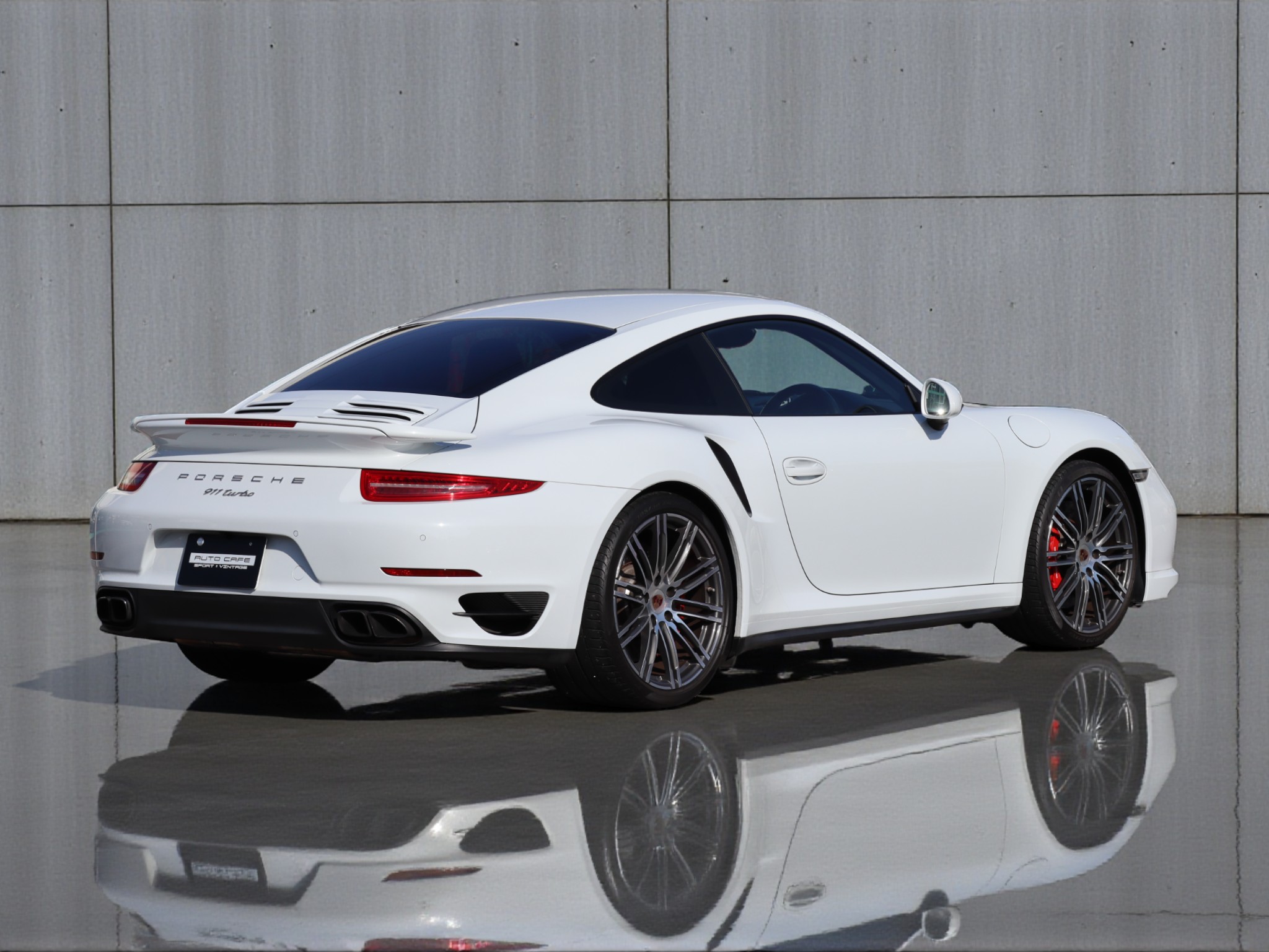 ポルシェ911ターボ（Type991.1）PDK<br>ツートンレザーインテリア<br>PDLS Plus含むLEDヘッドライト<br>リアアクスルステアリング<br>BOSEサウンドシステム<br>スポーツクロノパッケージ