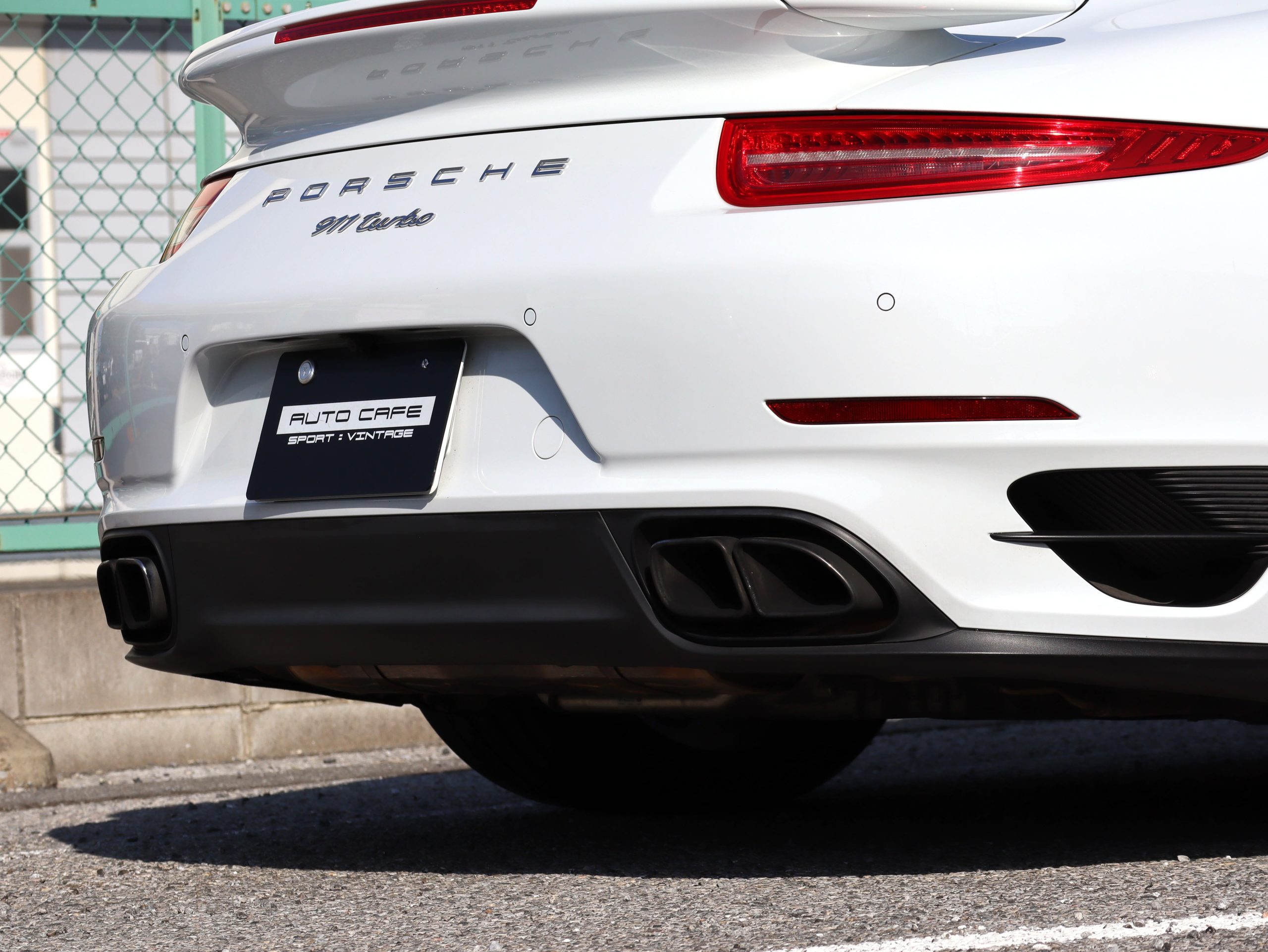 ポルシェ911ターボ（Type991.1）PDK<br>ツートンレザーインテリア<br>PDLS Plus含むLEDヘッドライト<br>リアアクスルステアリング<br>BOSEサウンドシステム<br>スポーツクロノパッケージ