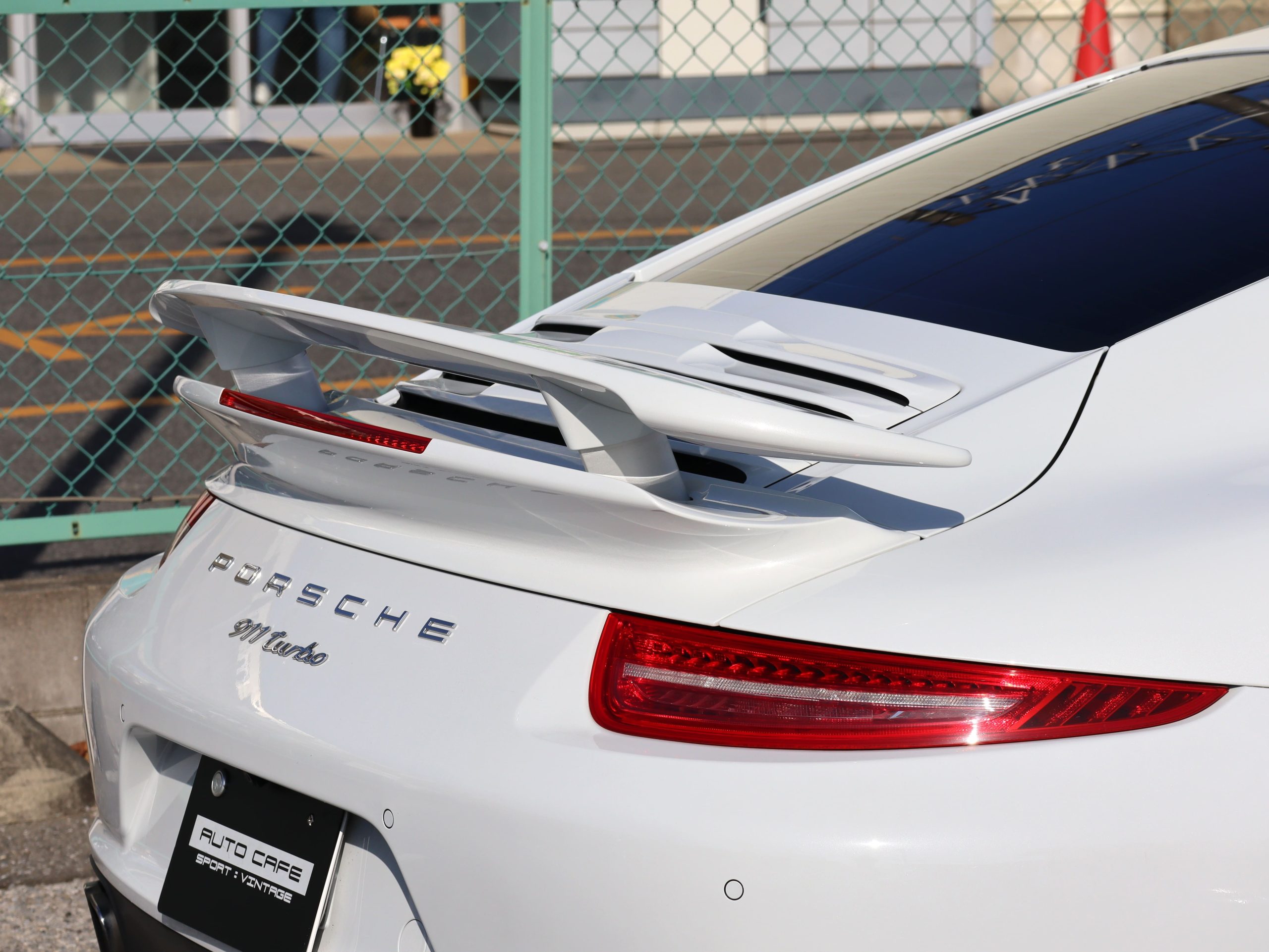 ポルシェ911ターボ（Type991.1）PDK<br>ツートンレザーインテリア<br>PDLS Plus含むLEDヘッドライト<br>リアアクスルステアリング<br>BOSEサウンドシステム<br>スポーツクロノパッケージ