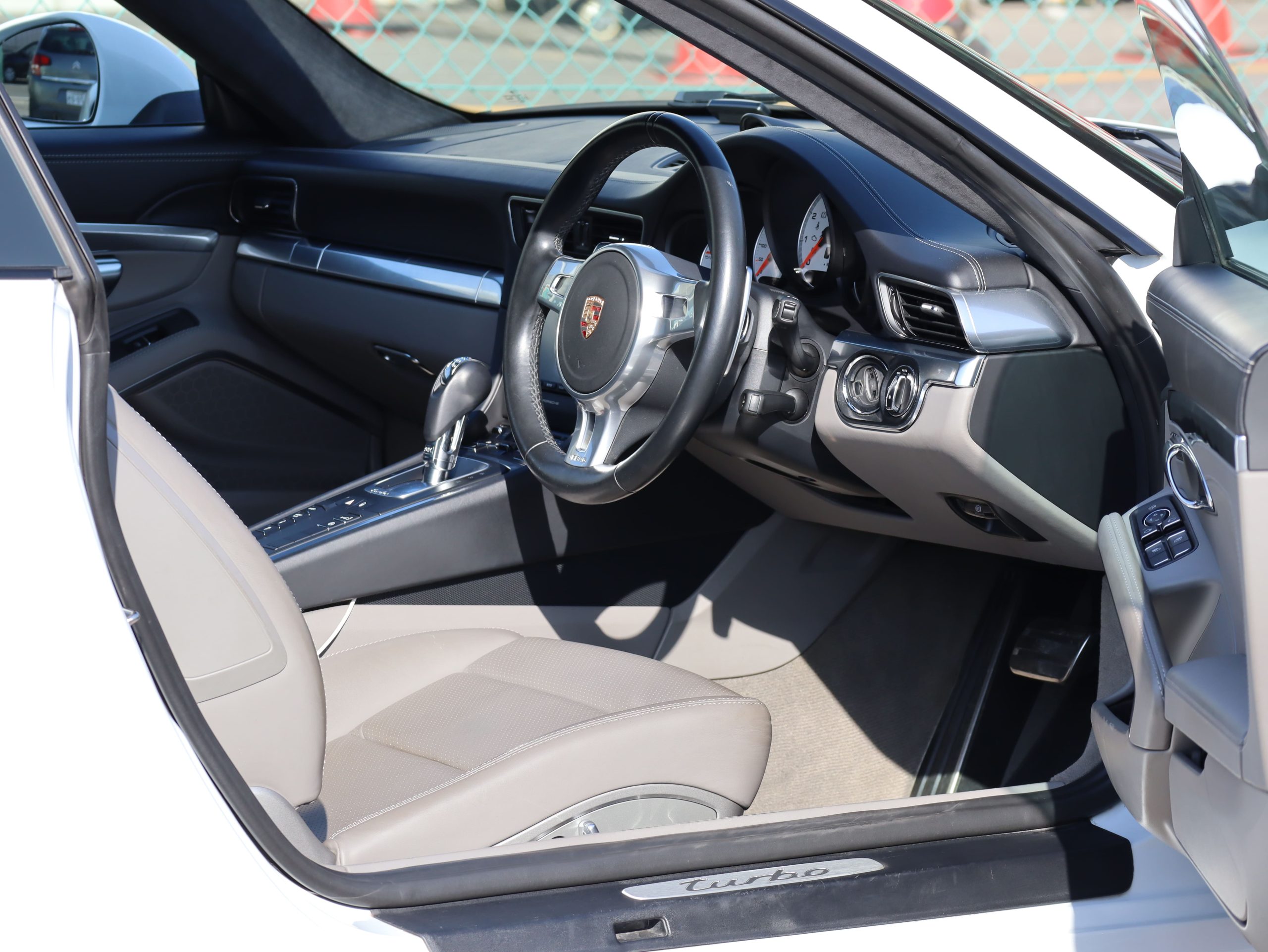 ポルシェ911ターボ（Type991.1）PDK<br>ツートンレザーインテリア<br>PDLS Plus含むLEDヘッドライト<br>リアアクスルステアリング<br>BOSEサウンドシステム<br>スポーツクロノパッケージ
