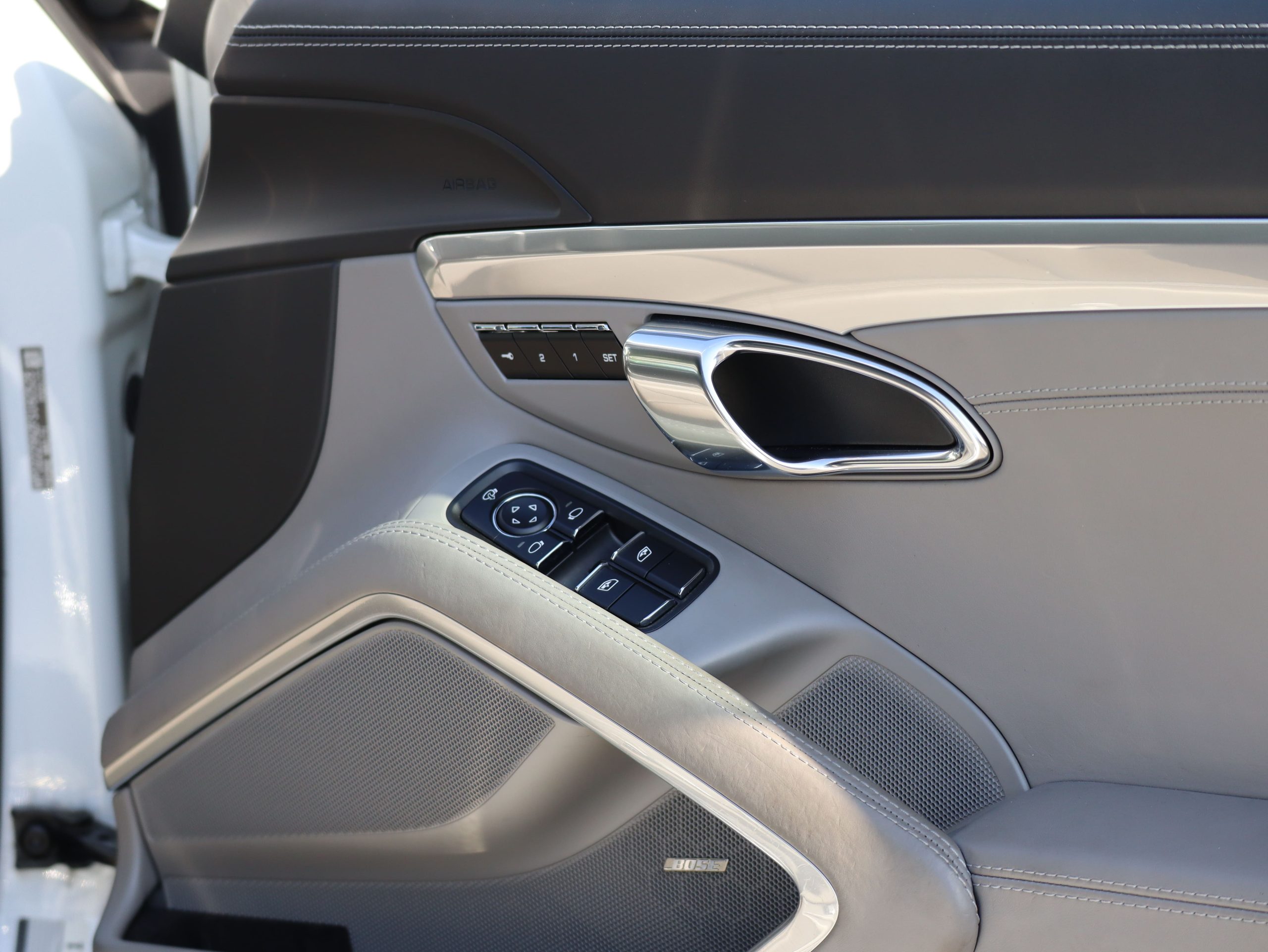 ポルシェ911ターボ（Type991.1）PDK<br>ツートンレザーインテリア<br>PDLS Plus含むLEDヘッドライト<br>リアアクスルステアリング<br>BOSEサウンドシステム<br>スポーツクロノパッケージ