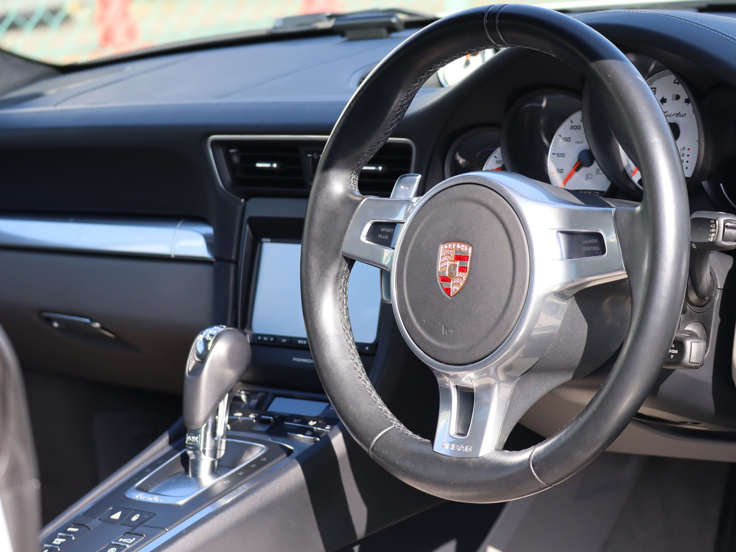 ポルシェ911ターボ（Type991.1）PDK<br>ツートンレザーインテリア<br>PDLS Plus含むLEDヘッドライト<br>リアアクスルステアリング<br>BOSEサウンドシステム<br>スポーツクロノパッケージ