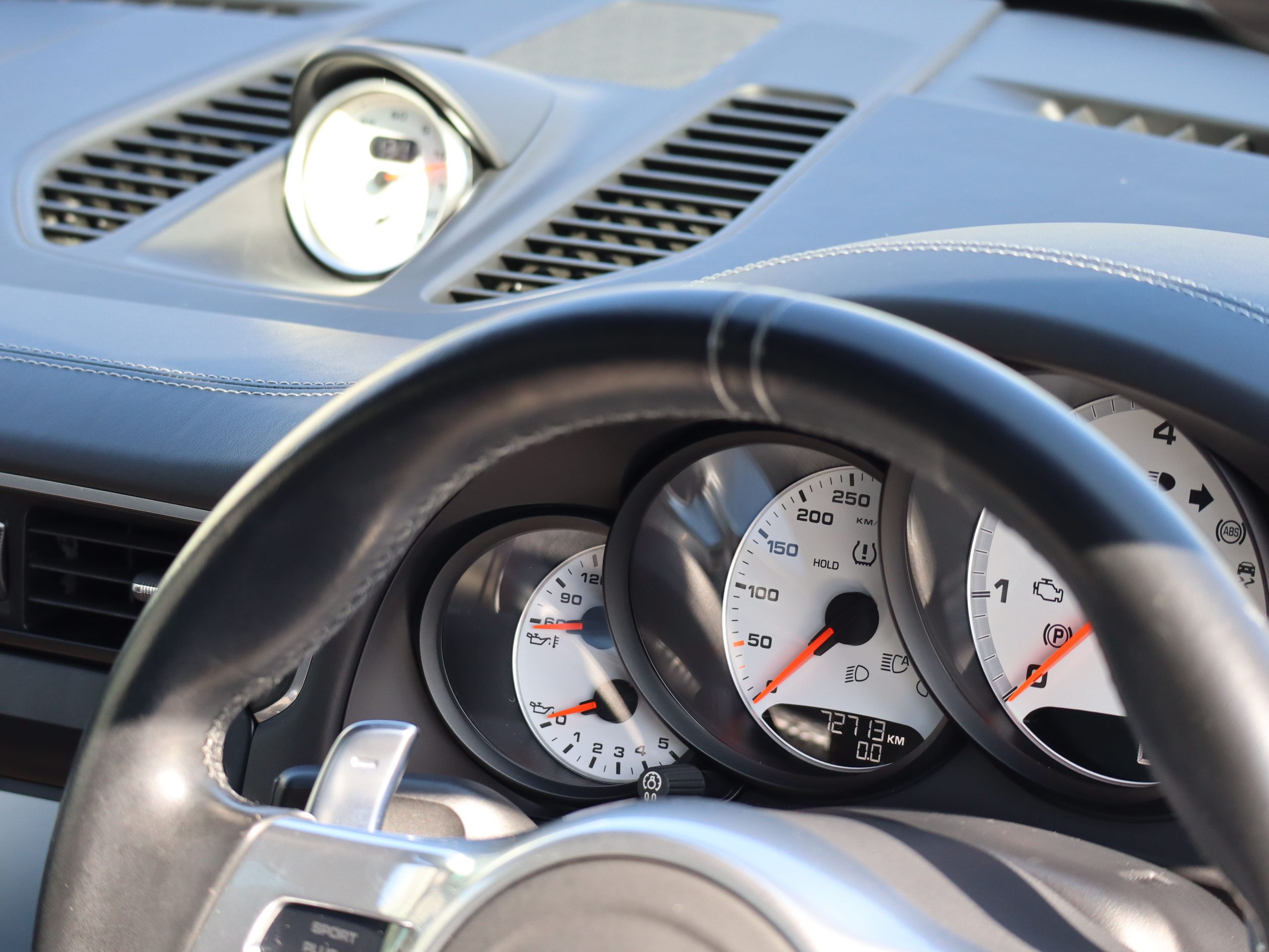 ポルシェ911ターボ（Type991.1）PDK<br>ツートンレザーインテリア<br>PDLS Plus含むLEDヘッドライト<br>リアアクスルステアリング<br>BOSEサウンドシステム<br>スポーツクロノパッケージ