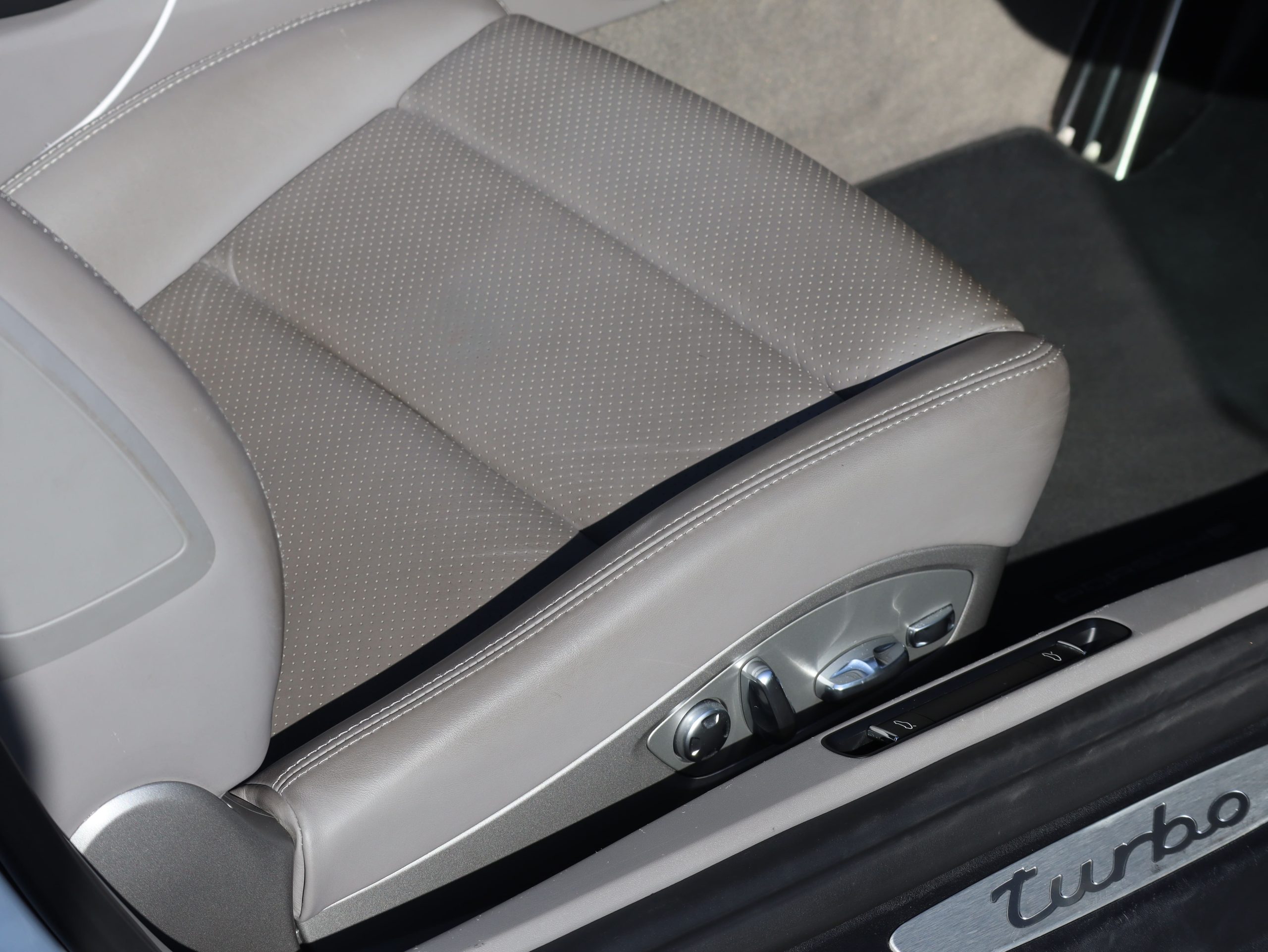 ポルシェ911ターボ（Type991.1）PDK<br>ツートンレザーインテリア<br>PDLS Plus含むLEDヘッドライト<br>リアアクスルステアリング<br>BOSEサウンドシステム<br>スポーツクロノパッケージ