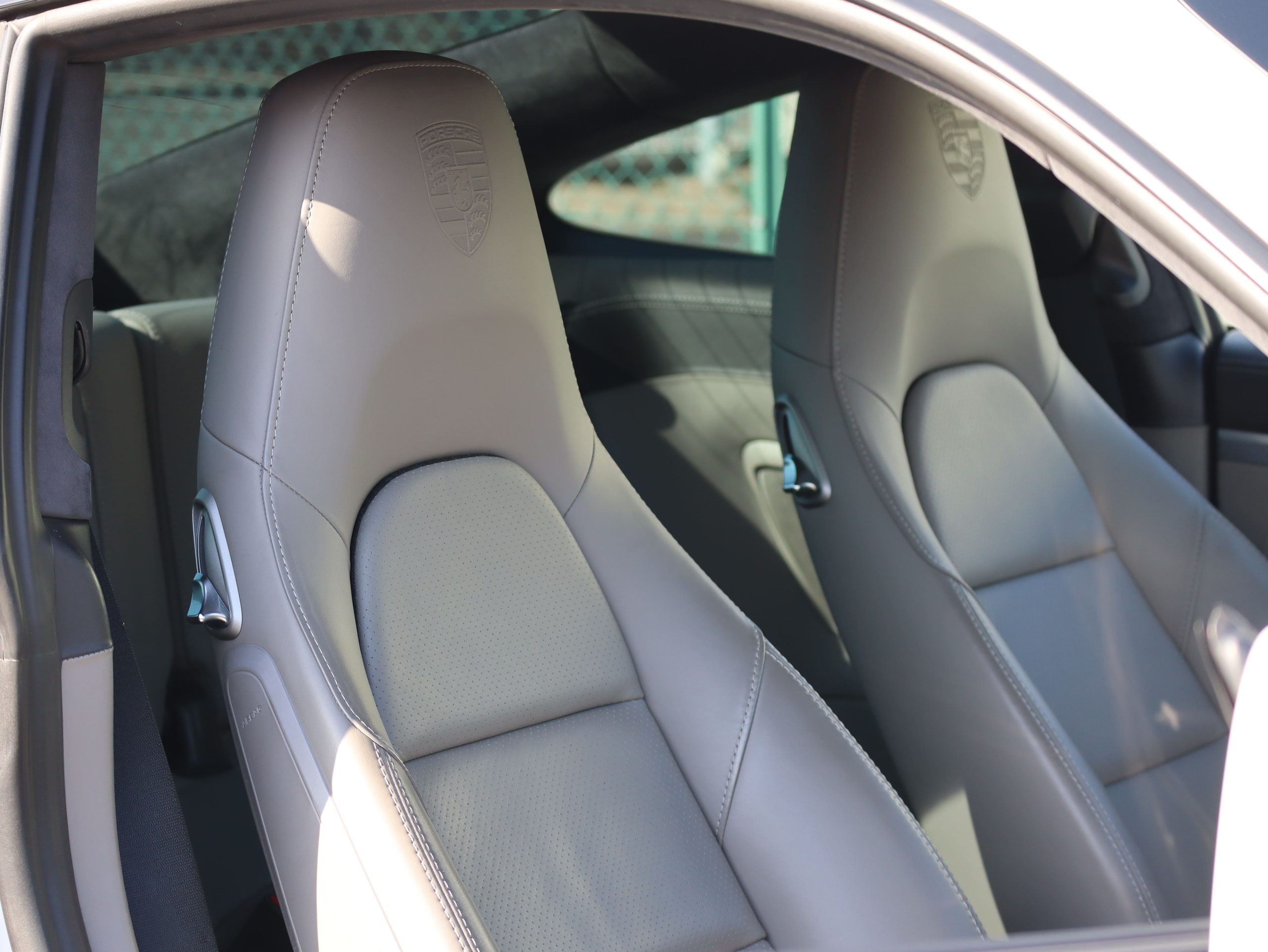 ポルシェ911ターボ（Type991.1）PDK<br>ツートンレザーインテリア<br>PDLS Plus含むLEDヘッドライト<br>リアアクスルステアリング<br>BOSEサウンドシステム<br>スポーツクロノパッケージ