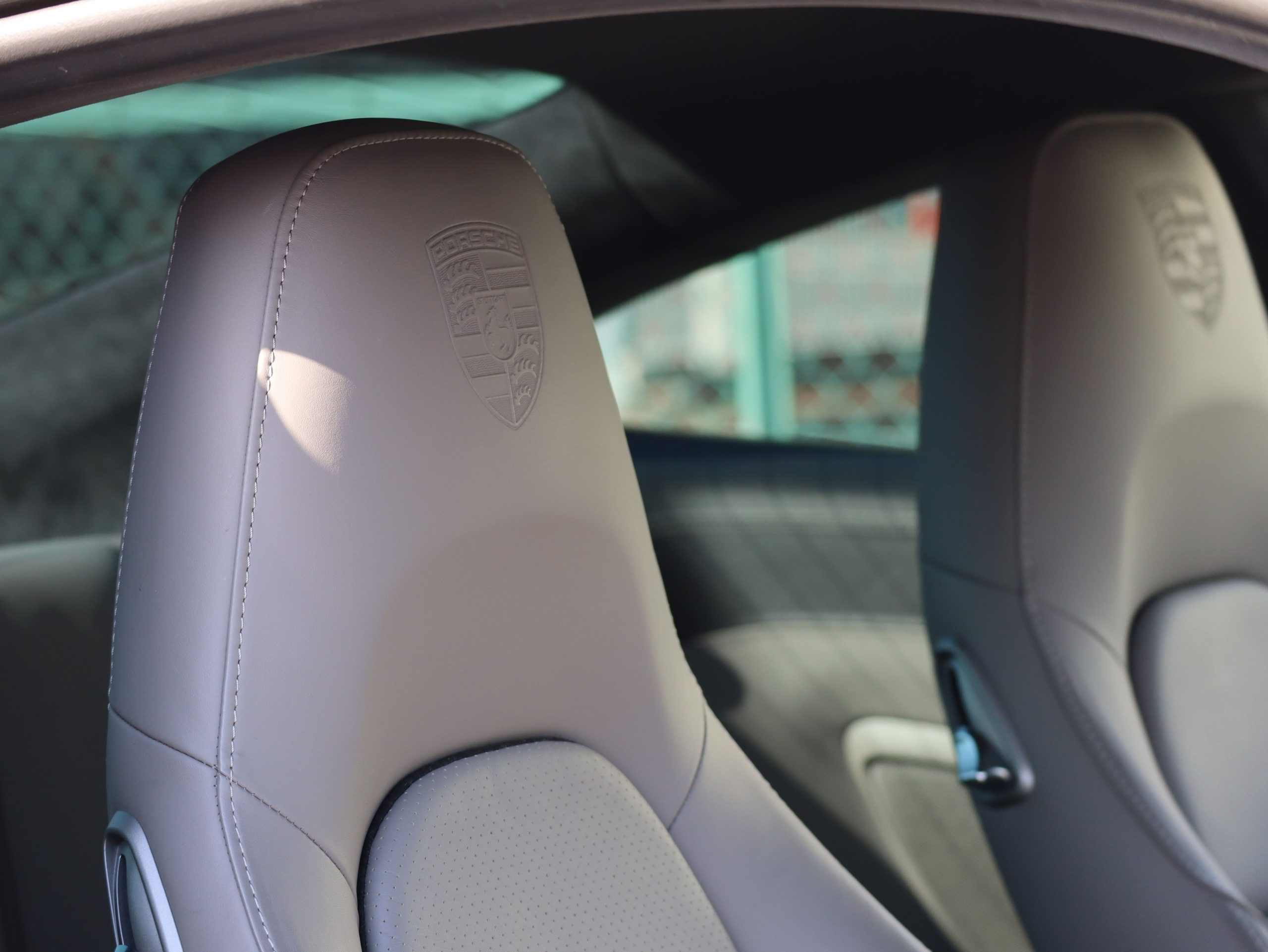 ポルシェ911ターボ（Type991.1）PDK<br>ツートンレザーインテリア<br>PDLS Plus含むLEDヘッドライト<br>リアアクスルステアリング<br>BOSEサウンドシステム<br>スポーツクロノパッケージ