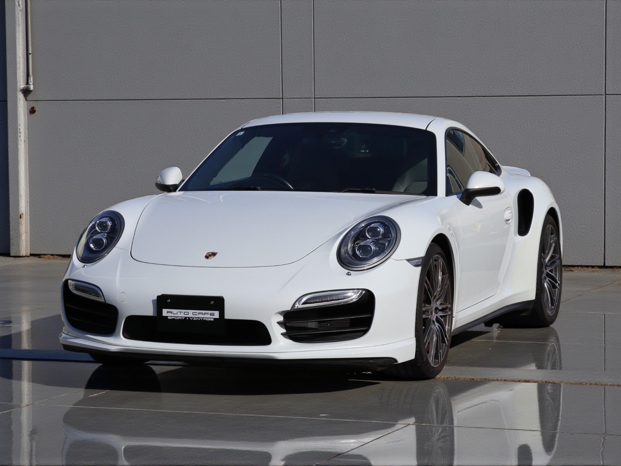 ポルシェ911ターボ（Type991.1）PDK<br>ツートンレザーインテリア<br>PDLS Plus含むLEDヘッドライト<br>リアアクスルステアリング<br>BOSEサウンドシステム<br>スポーツクロノパッケージ