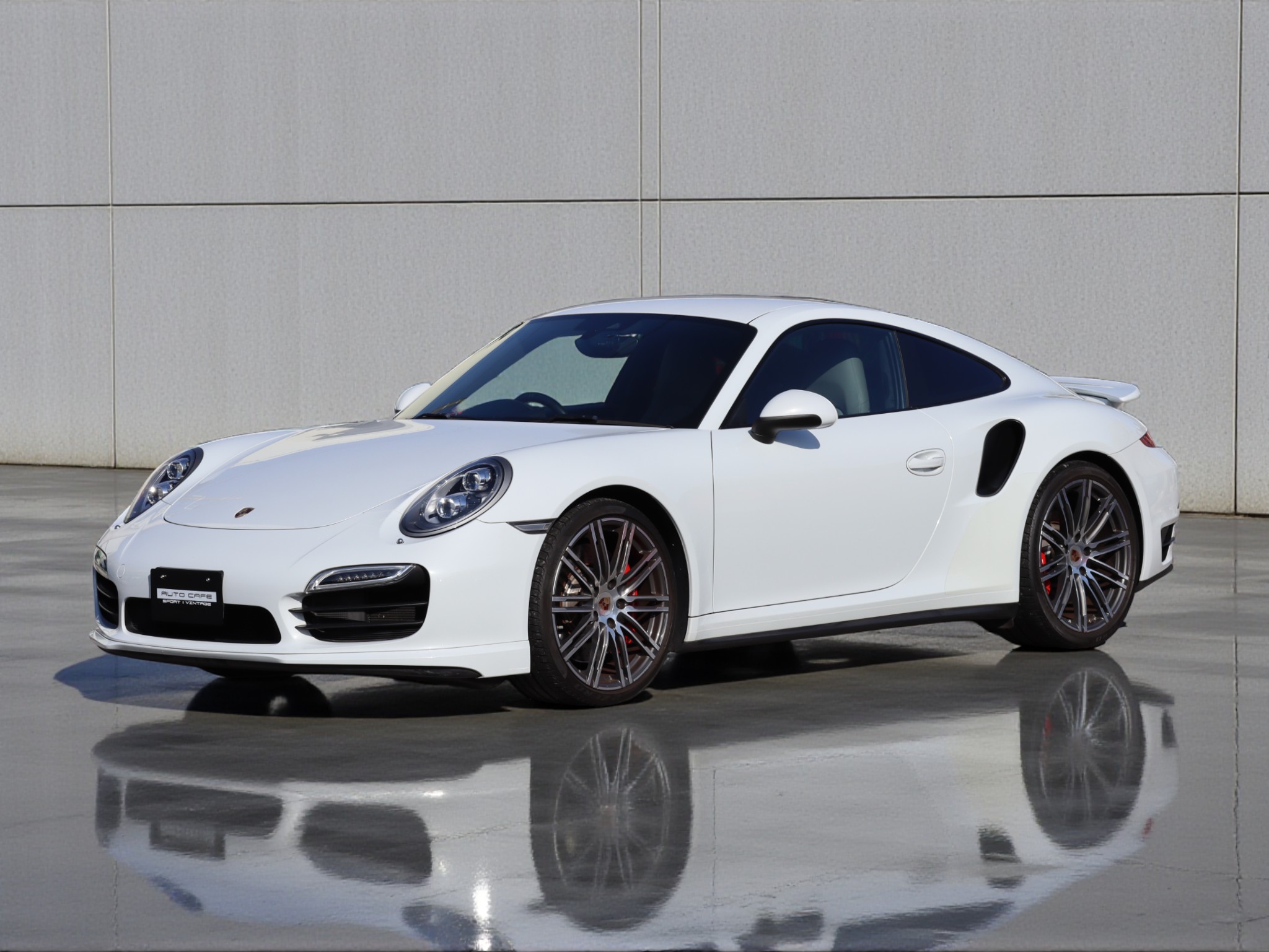 ポルシェ911ターボ（Type991.1）PDK<br>ツートンレザーインテリア<br>PDLS Plus含むLEDヘッドライト<br>リアアクスルステアリング<br>BOSEサウンドシステム<br>スポーツクロノパッケージ