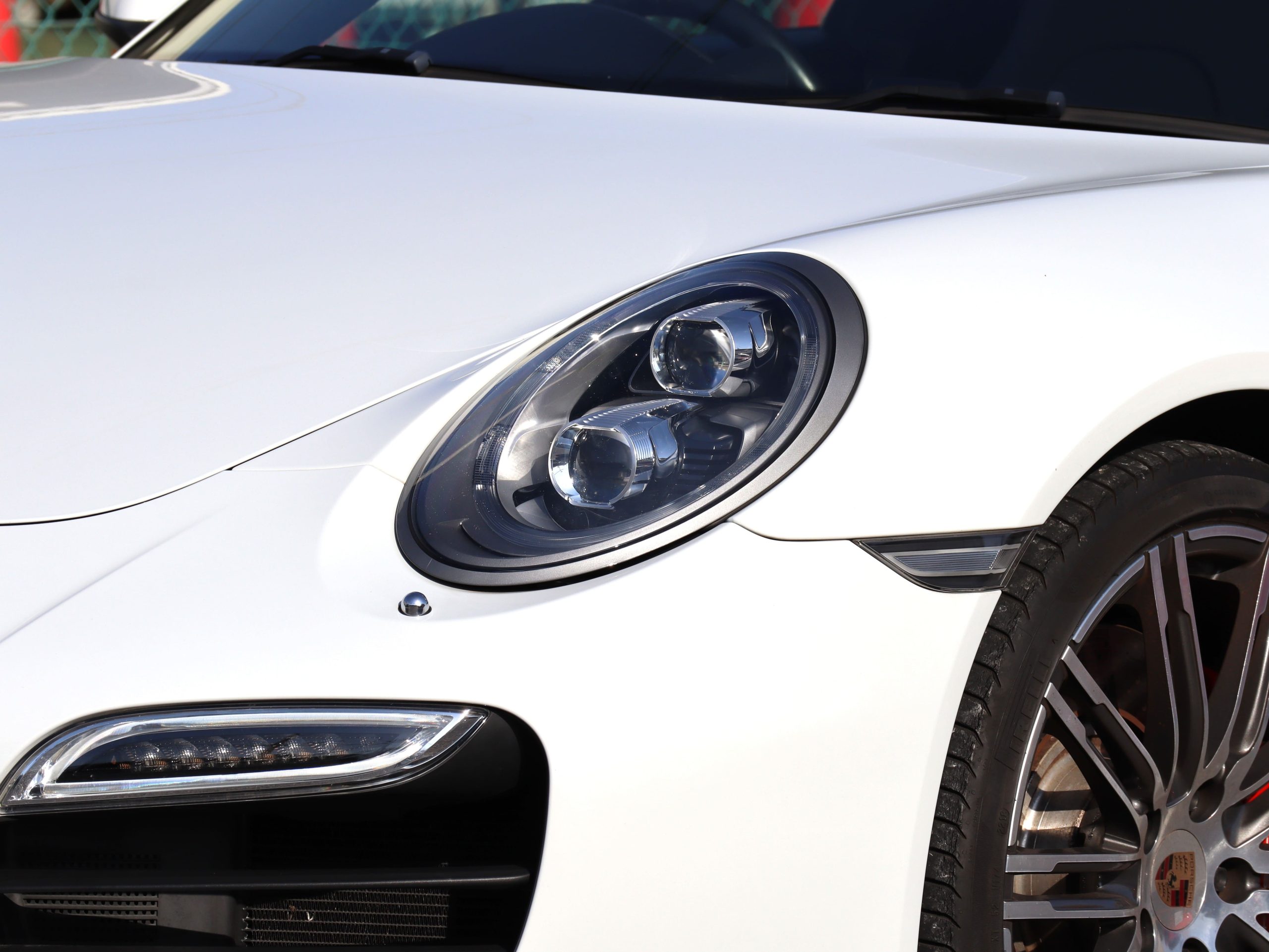 ポルシェ911ターボ（Type991.1）PDK<br>ツートンレザーインテリア<br>PDLS Plus含むLEDヘッドライト<br>リアアクスルステアリング<br>BOSEサウンドシステム<br>スポーツクロノパッケージ