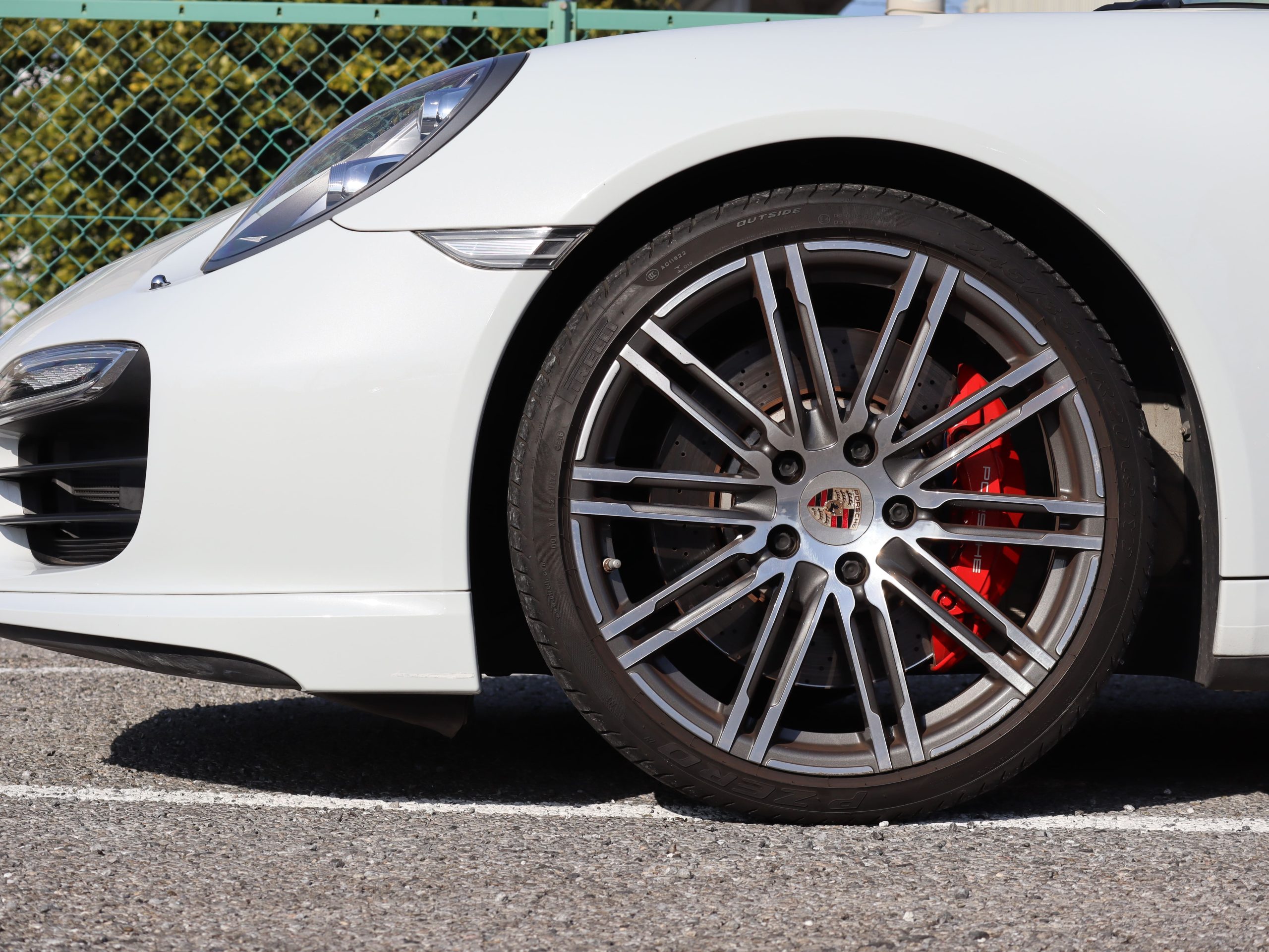 ポルシェ911ターボ（Type991.1）PDK<br>ツートンレザーインテリア<br>PDLS Plus含むLEDヘッドライト<br>リアアクスルステアリング<br>BOSEサウンドシステム<br>スポーツクロノパッケージ