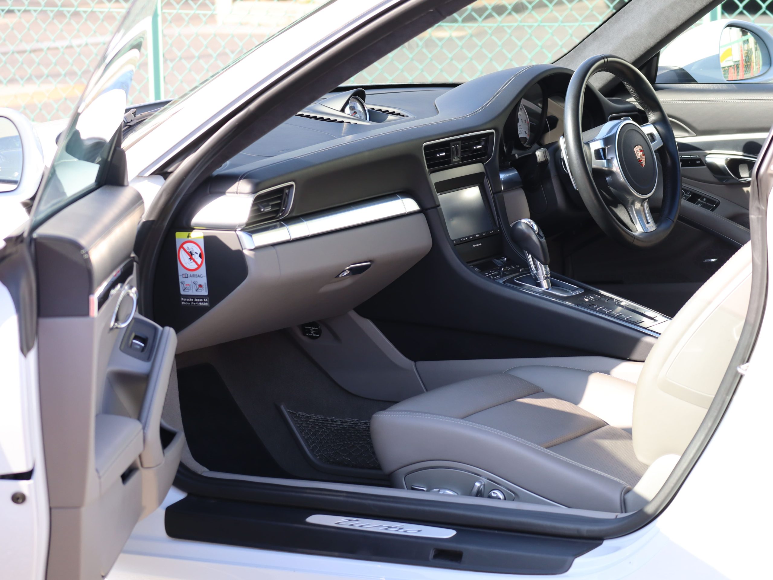 ポルシェ911ターボ（Type991.1）PDK<br>ツートンレザーインテリア<br>PDLS Plus含むLEDヘッドライト<br>リアアクスルステアリング<br>BOSEサウンドシステム<br>スポーツクロノパッケージ