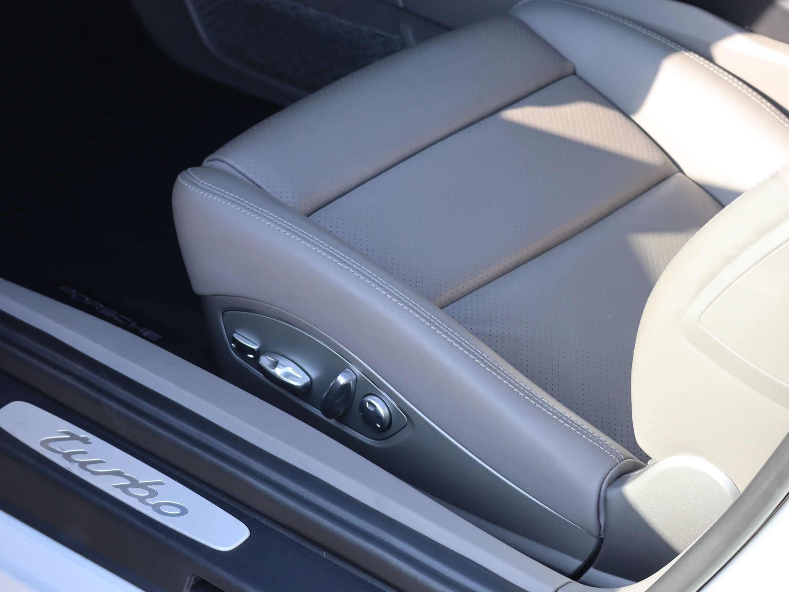 ポルシェ911ターボ（Type991.1）PDK<br>ツートンレザーインテリア<br>PDLS Plus含むLEDヘッドライト<br>リアアクスルステアリング<br>BOSEサウンドシステム<br>スポーツクロノパッケージ