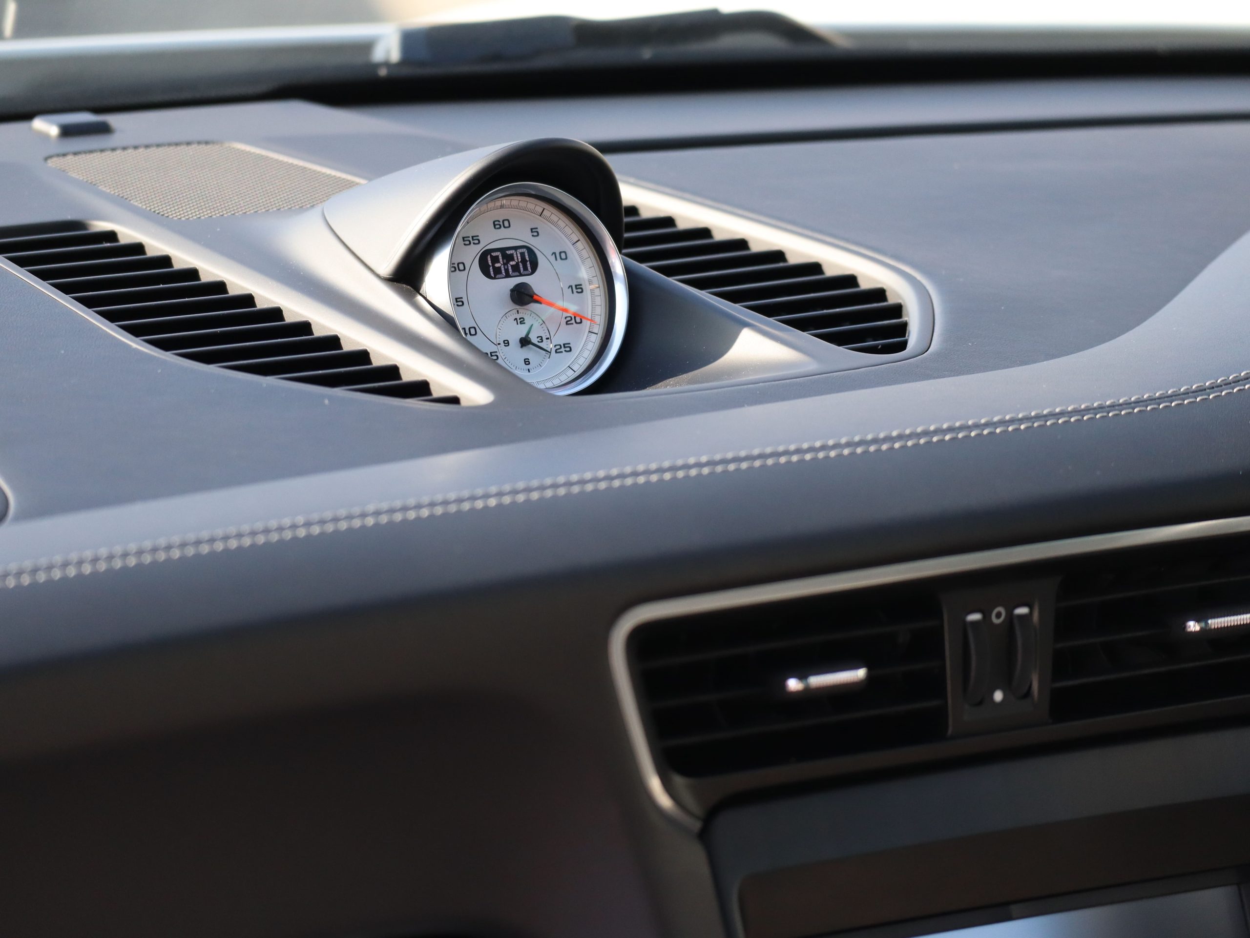 ポルシェ911ターボ（Type991.1）PDK<br>ツートンレザーインテリア<br>PDLS Plus含むLEDヘッドライト<br>リアアクスルステアリング<br>BOSEサウンドシステム<br>スポーツクロノパッケージ