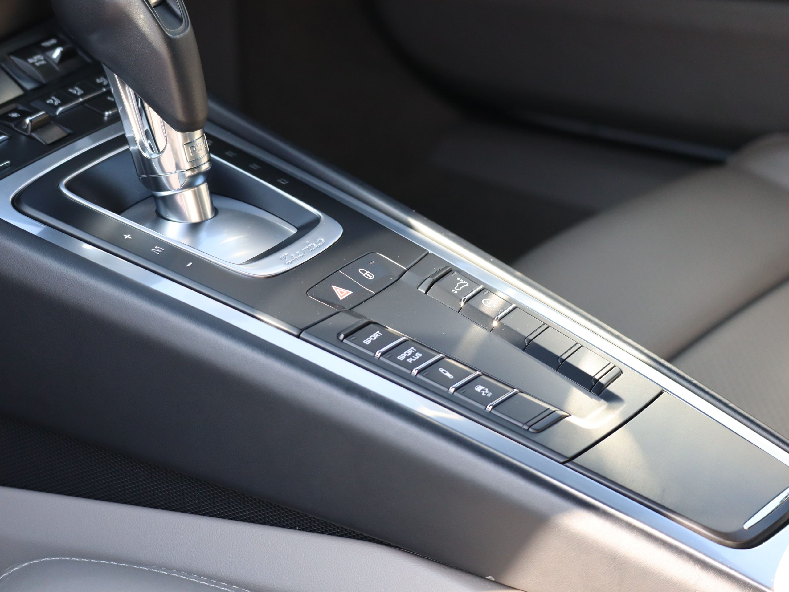 ポルシェ911ターボ（Type991.1）PDK<br>ツートンレザーインテリア<br>PDLS Plus含むLEDヘッドライト<br>リアアクスルステアリング<br>BOSEサウンドシステム<br>スポーツクロノパッケージ