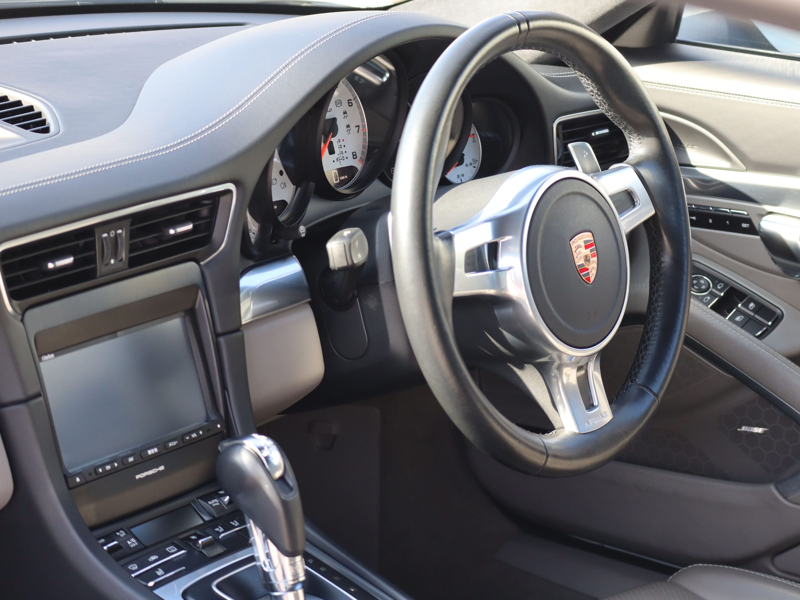 ポルシェ911ターボ（Type991.1）PDK<br>ツートンレザーインテリア<br>PDLS Plus含むLEDヘッドライト<br>リアアクスルステアリング<br>BOSEサウンドシステム<br>スポーツクロノパッケージ