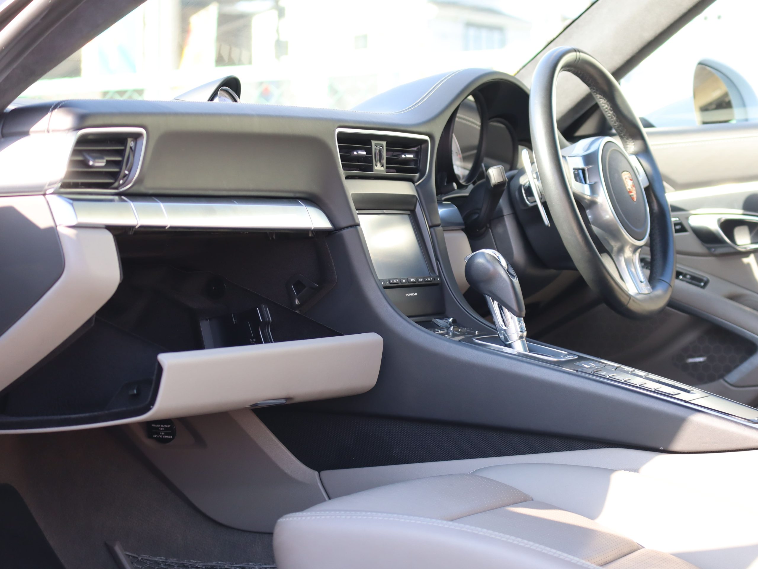 ポルシェ911ターボ（Type991.1）PDK<br>ツートンレザーインテリア<br>PDLS Plus含むLEDヘッドライト<br>リアアクスルステアリング<br>BOSEサウンドシステム<br>スポーツクロノパッケージ