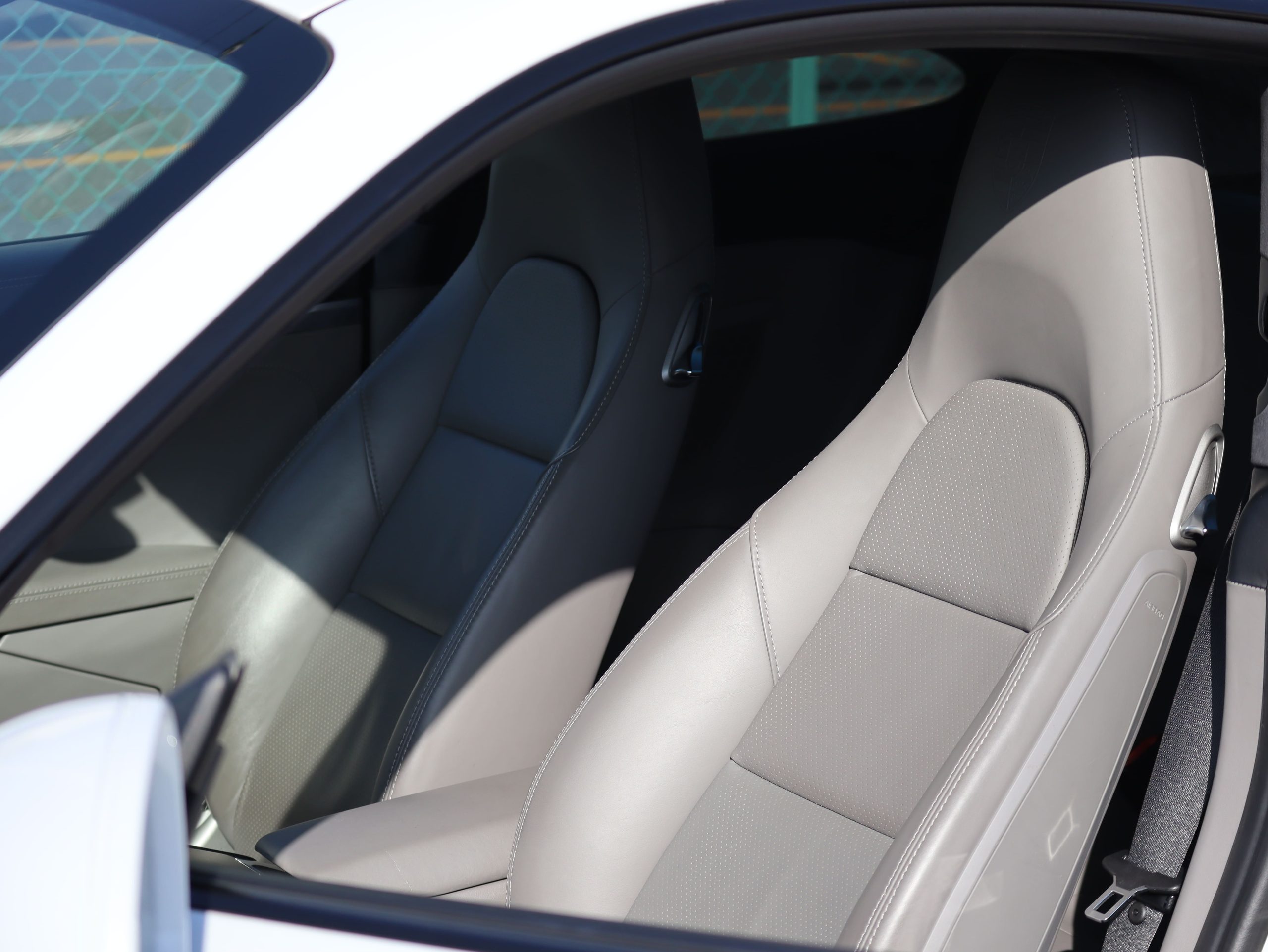 ポルシェ911ターボ（Type991.1）PDK<br>ツートンレザーインテリア<br>PDLS Plus含むLEDヘッドライト<br>リアアクスルステアリング<br>BOSEサウンドシステム<br>スポーツクロノパッケージ