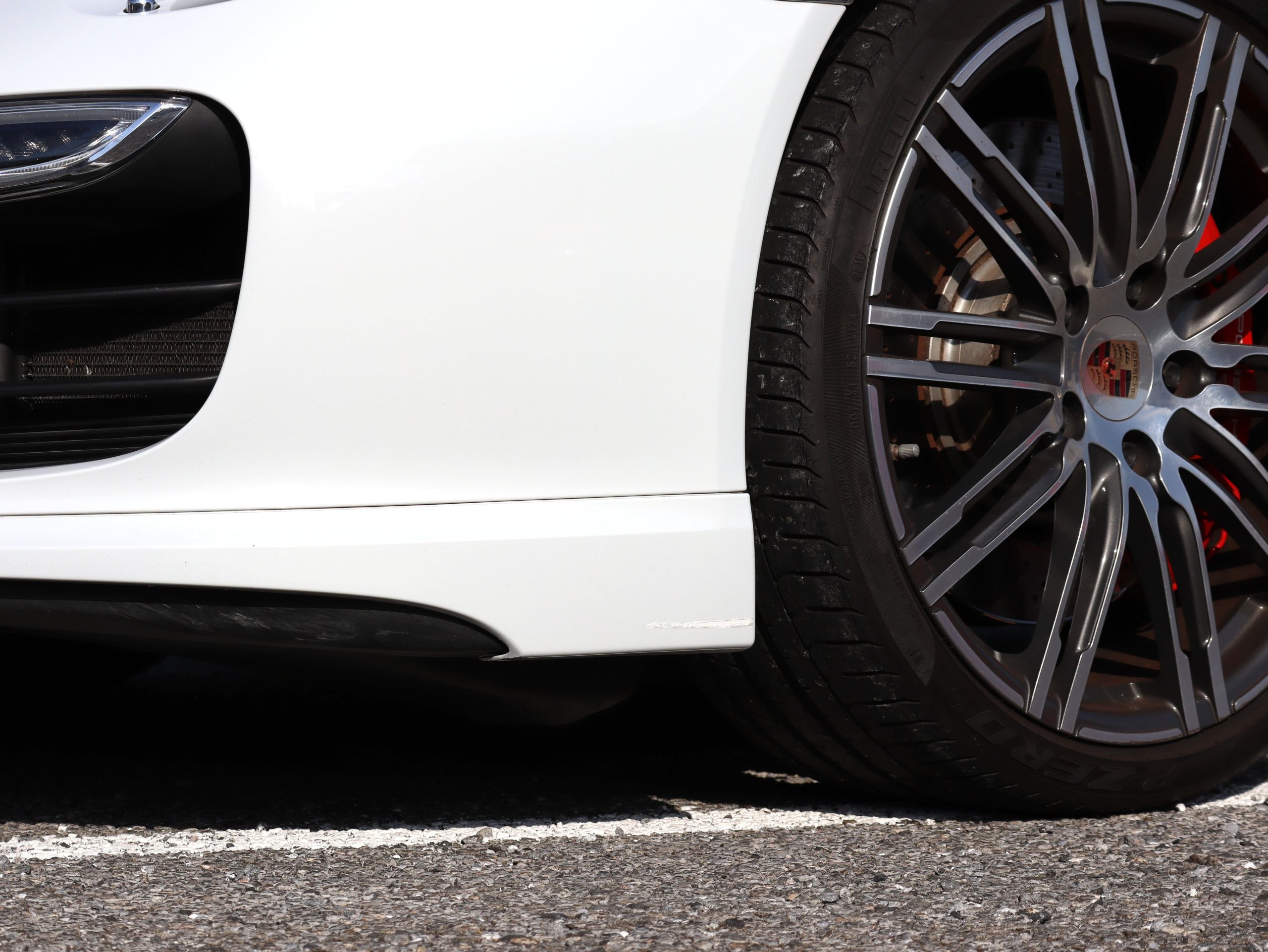 ポルシェ911ターボ（Type991.1）PDK<br>ツートンレザーインテリア<br>PDLS Plus含むLEDヘッドライト<br>リアアクスルステアリング<br>BOSEサウンドシステム<br>スポーツクロノパッケージ