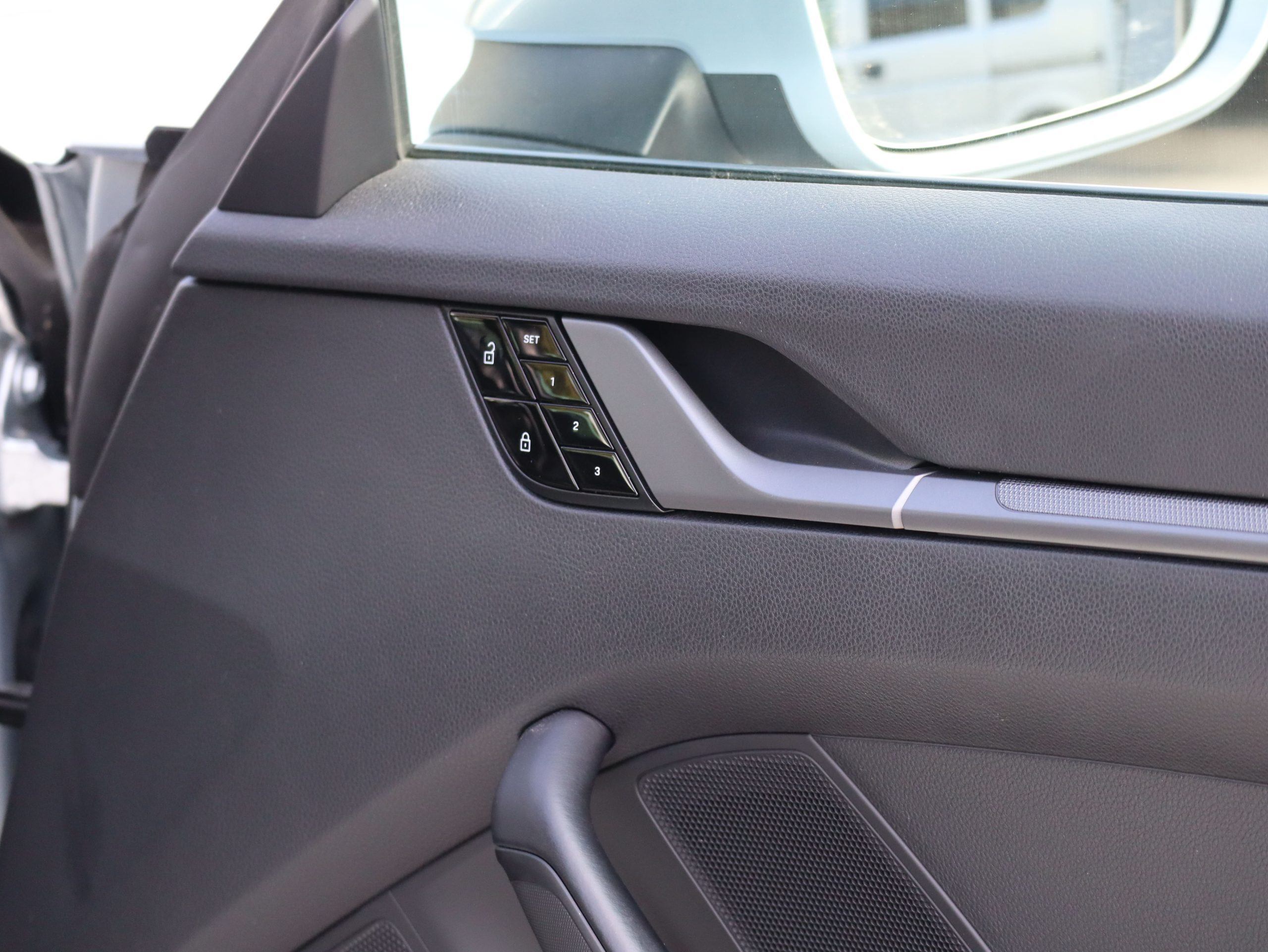 ポルシェ911カレラS(Type992.1)PDK<br>エレクトリックコントロールスポーツシート<br>アダプティブクルーズコントロール<br>GTスポーツステアリング<br>21インチカレラクラシックホイール