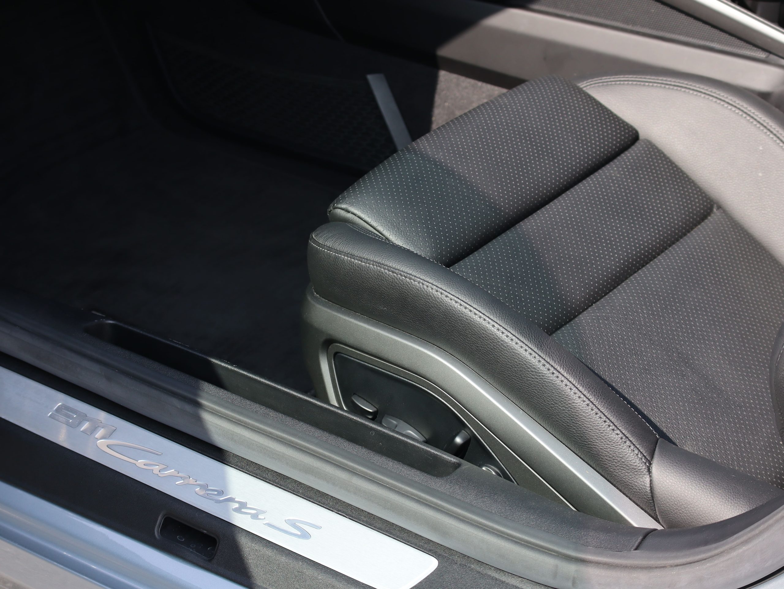 ポルシェ911カレラS(Type992.1)PDK<br>エレクトリックコントロールスポーツシート<br>アダプティブクルーズコントロール<br>GTスポーツステアリング<br>21インチカレラクラシックホイール