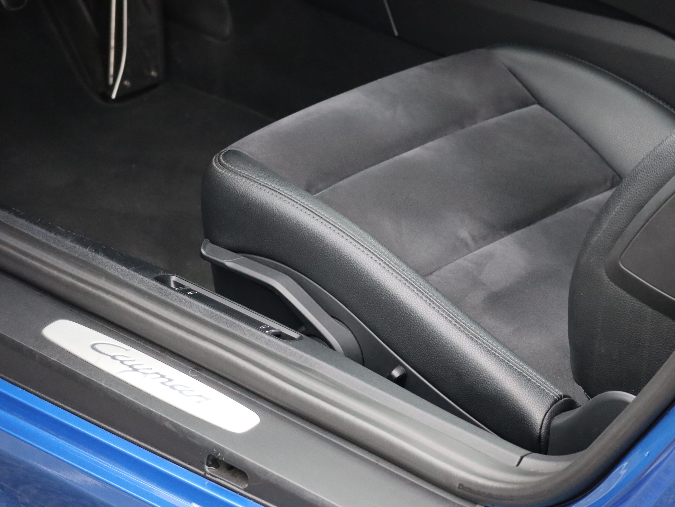 ポルシェケイマン(Type981)6MT<br>スポーツデザインステアリング<br>電動可倒式ドアミラー<br>PDLS含むヘッドライト<br>リアワイパー