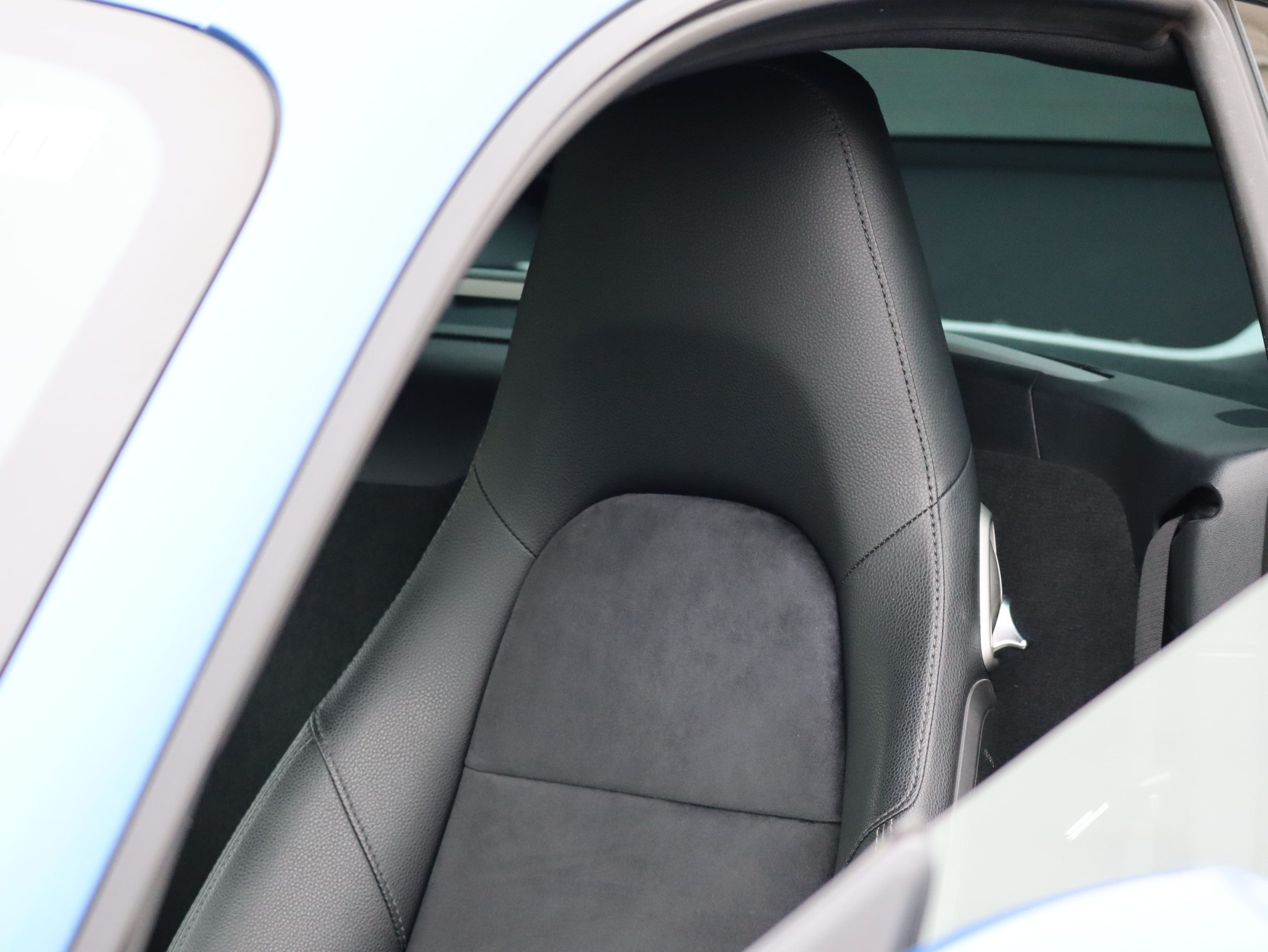 ポルシェケイマン(Type981)6MT<br>スポーツデザインステアリング<br>電動可倒式ドアミラー<br>PDLS含むヘッドライト<br>リアワイパー