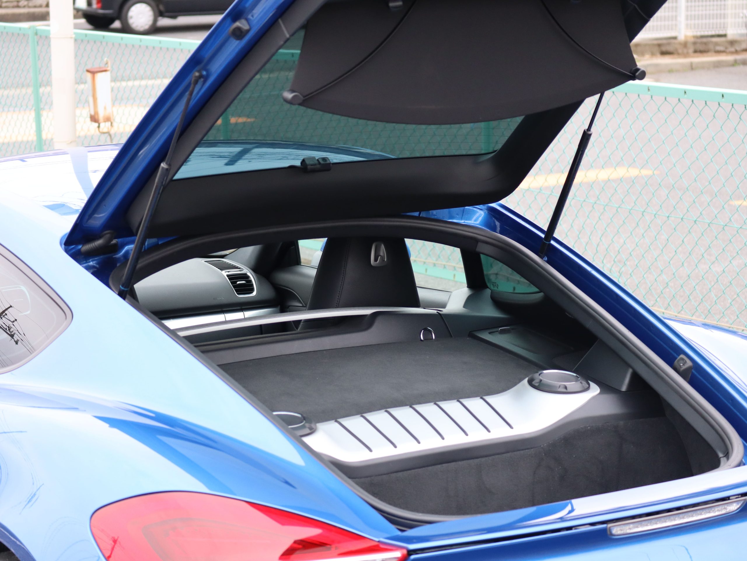 ポルシェケイマン(Type981)6MT<br>スポーツデザインステアリング<br>電動可倒式ドアミラー<br>PDLS含むヘッドライト<br>リアワイパー