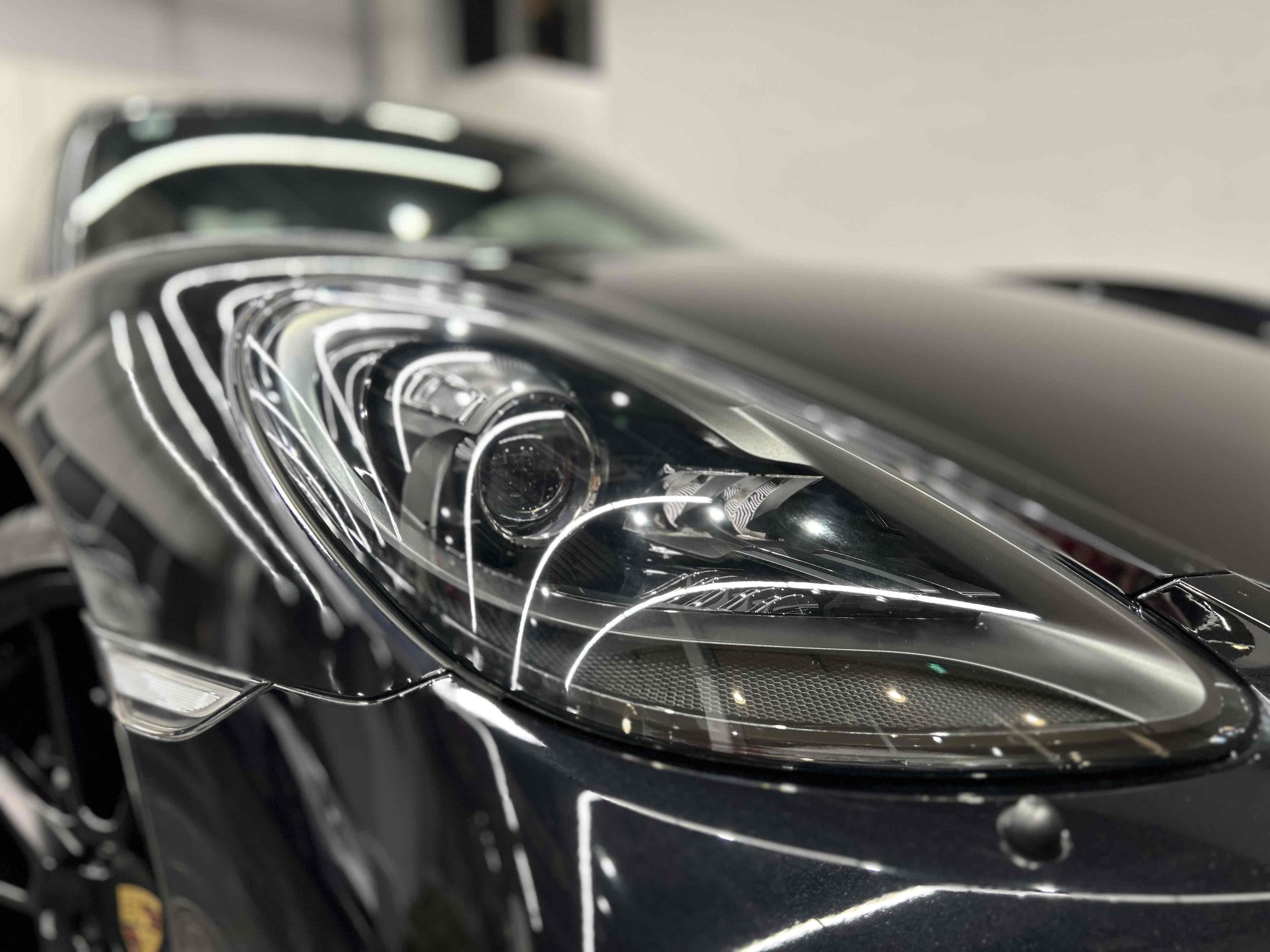 ポルシェ718ケイマンGTS4.0（Type982）PDK<br>ブラックレザーインテリア<br>ブラックレザートリム<br>18wayスポーツシートプラス<br>ブレーキキャリパー(ハイグロスブラック塗装)