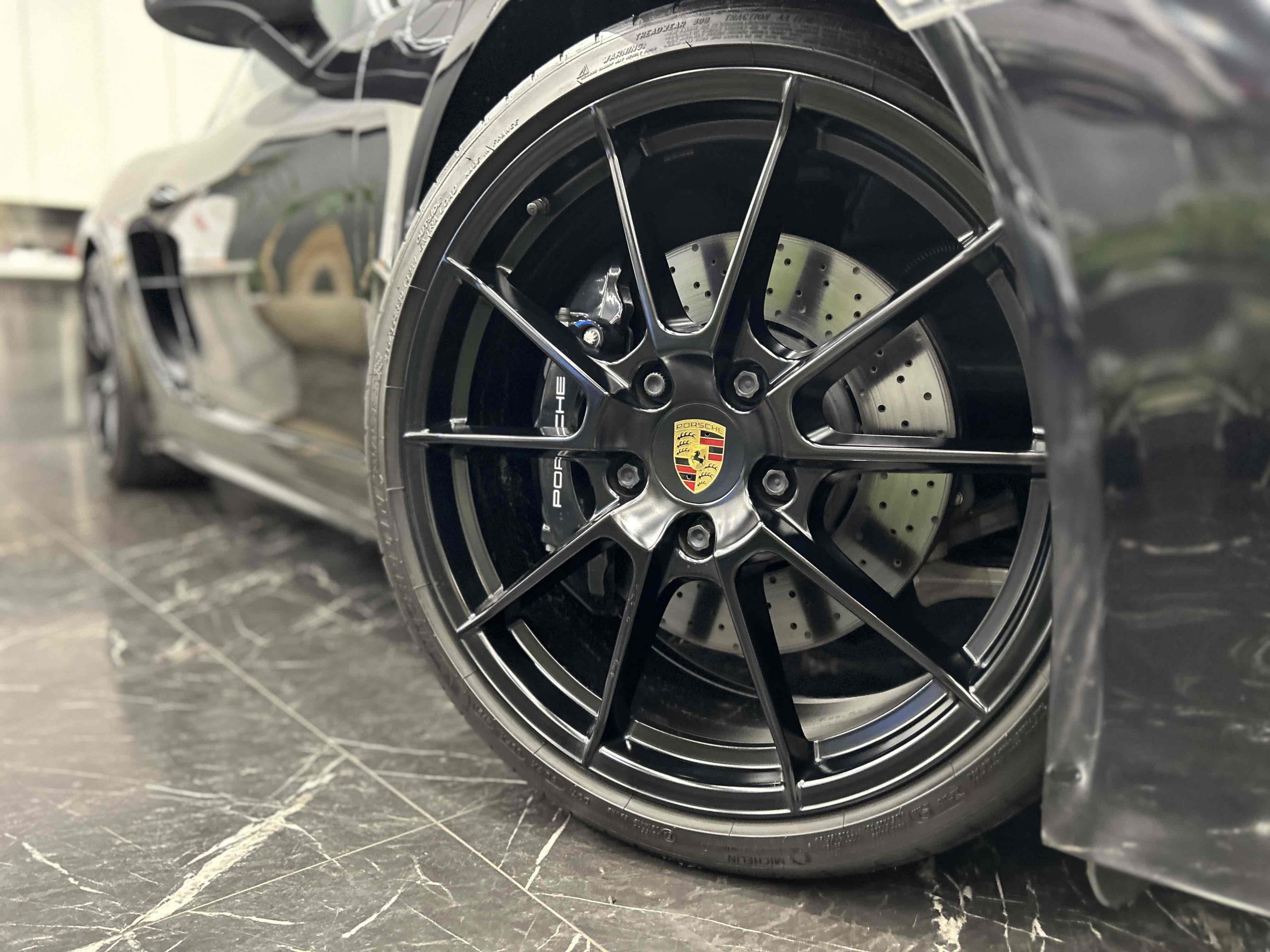 ポルシェ718ケイマンGTS4.0（Type982）PDK<br>ブラックレザーインテリア<br>ブラックレザートリム<br>18wayスポーツシートプラス<br>ブレーキキャリパー(ハイグロスブラック塗装)