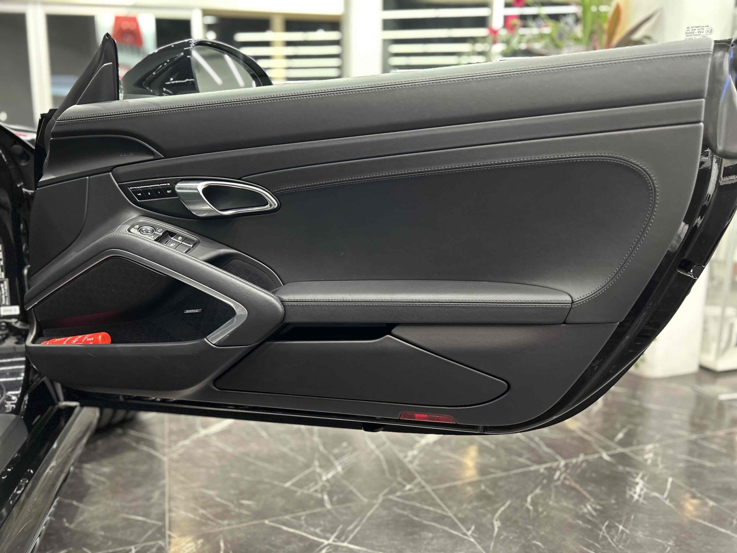 ポルシェ718ケイマンGTS4.0（Type982）PDK<br>ブラックレザーインテリア<br>ブラックレザートリム<br>18wayスポーツシートプラス<br>ブレーキキャリパー(ハイグロスブラック塗装)