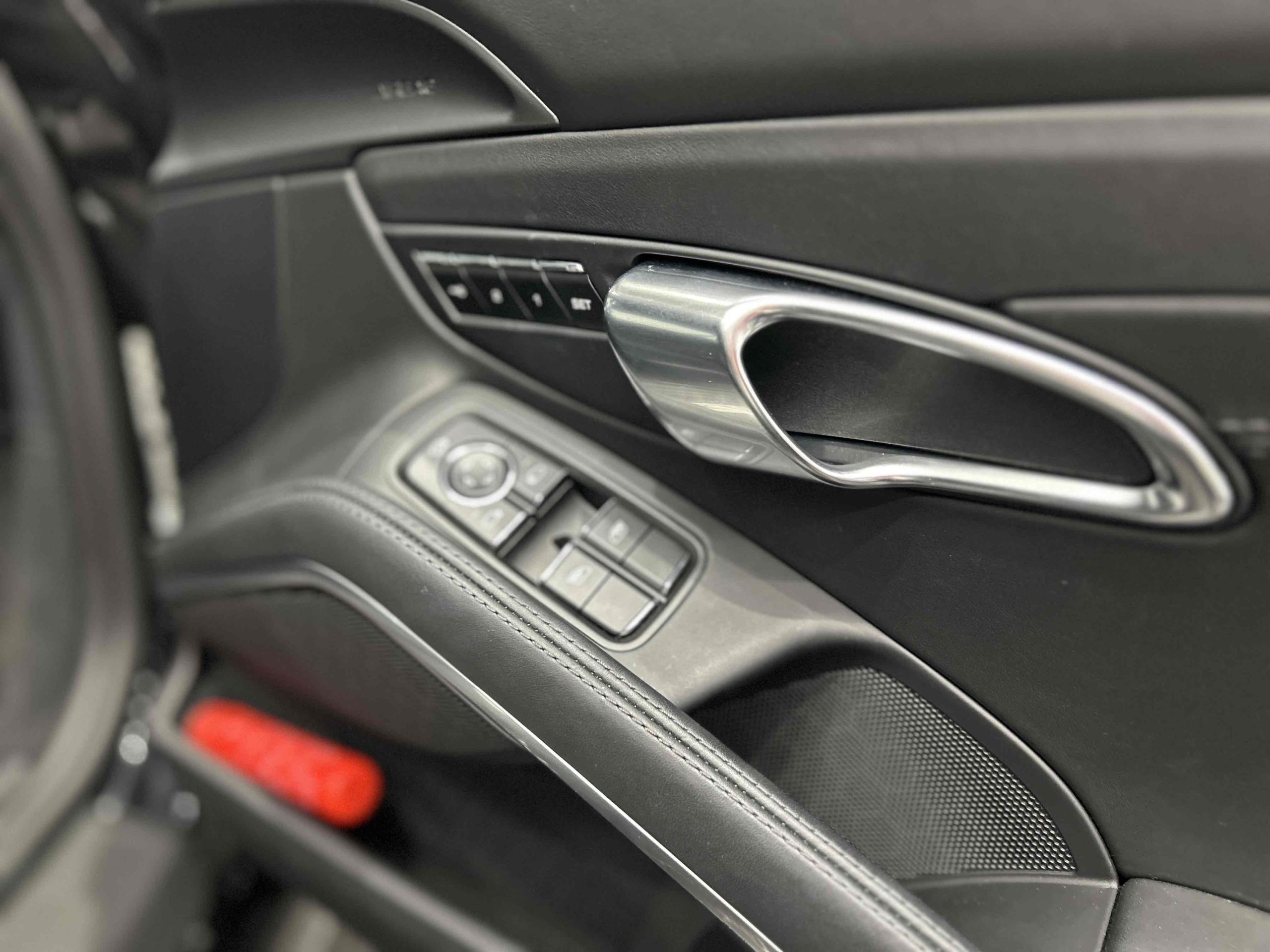 ポルシェ718ケイマンGTS4.0（Type982）PDK<br>ブラックレザーインテリア<br>ブラックレザートリム<br>18wayスポーツシートプラス<br>ブレーキキャリパー(ハイグロスブラック塗装)