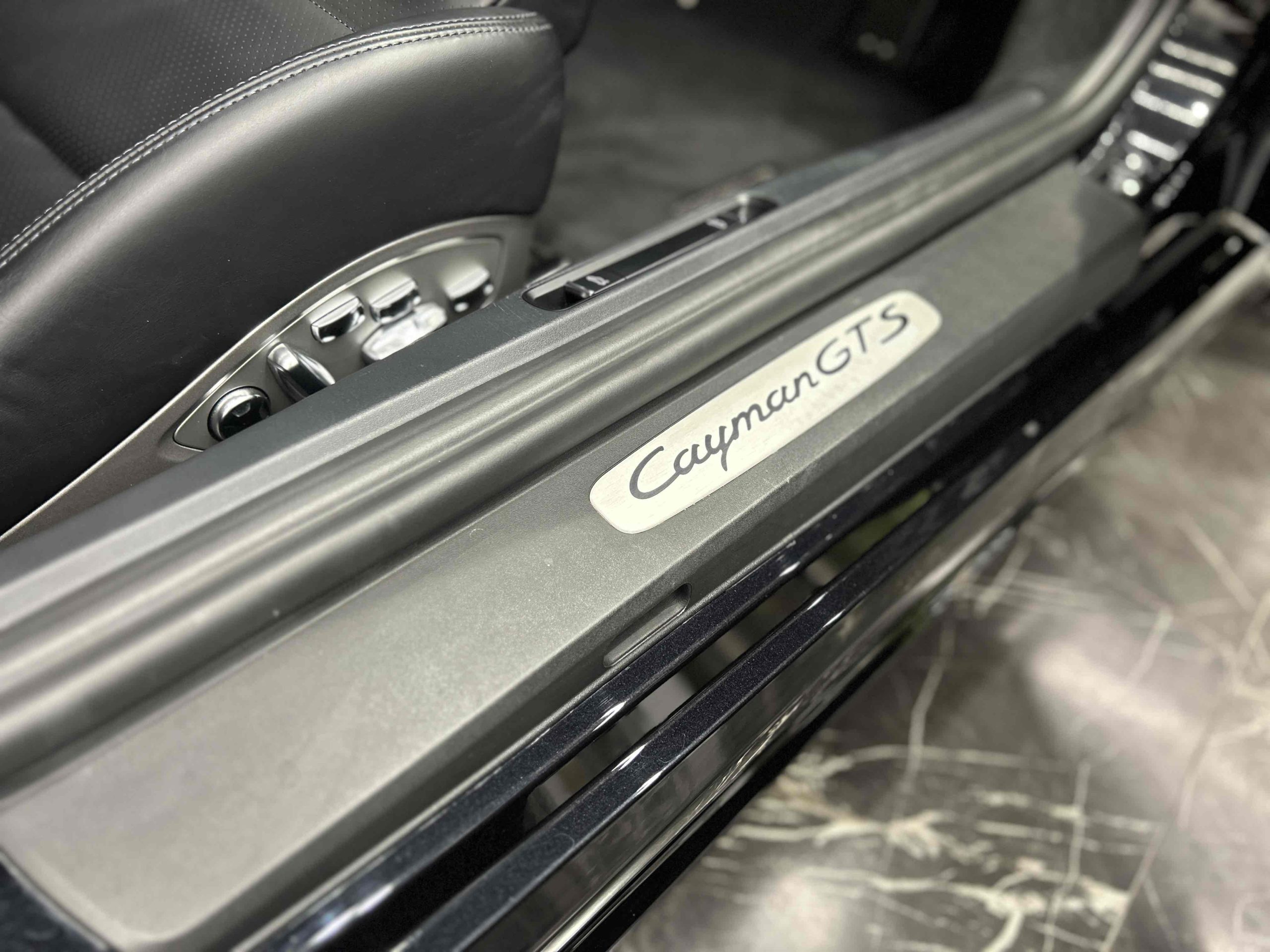 ポルシェ718ケイマンGTS4.0（Type982）PDK<br>ブラックレザーインテリア<br>ブラックレザートリム<br>18wayスポーツシートプラス<br>ブレーキキャリパー(ハイグロスブラック塗装)