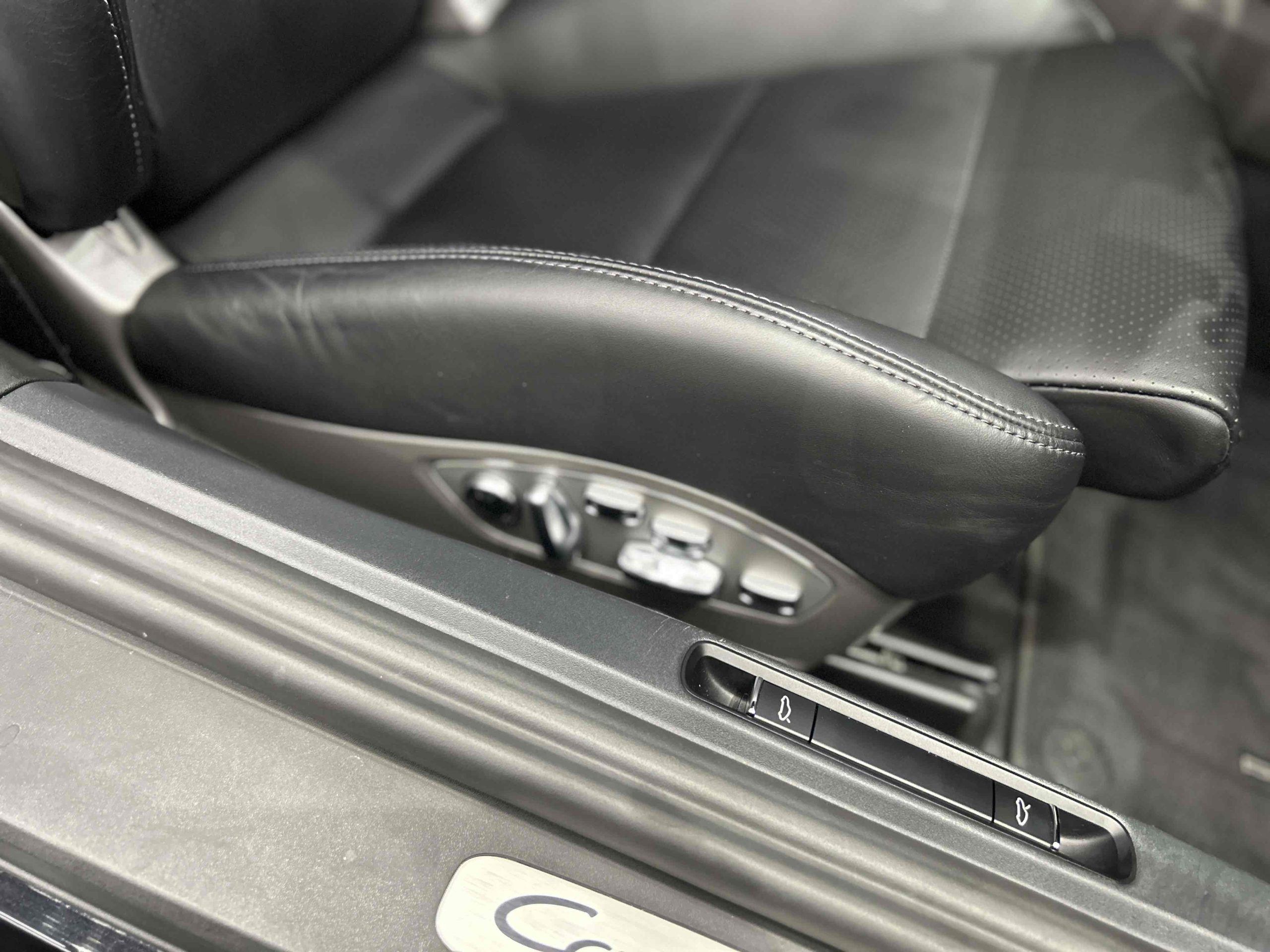 ポルシェ718ケイマンGTS4.0（Type982）PDK<br>ブラックレザーインテリア<br>ブラックレザートリム<br>18wayスポーツシートプラス<br>ブレーキキャリパー(ハイグロスブラック塗装)