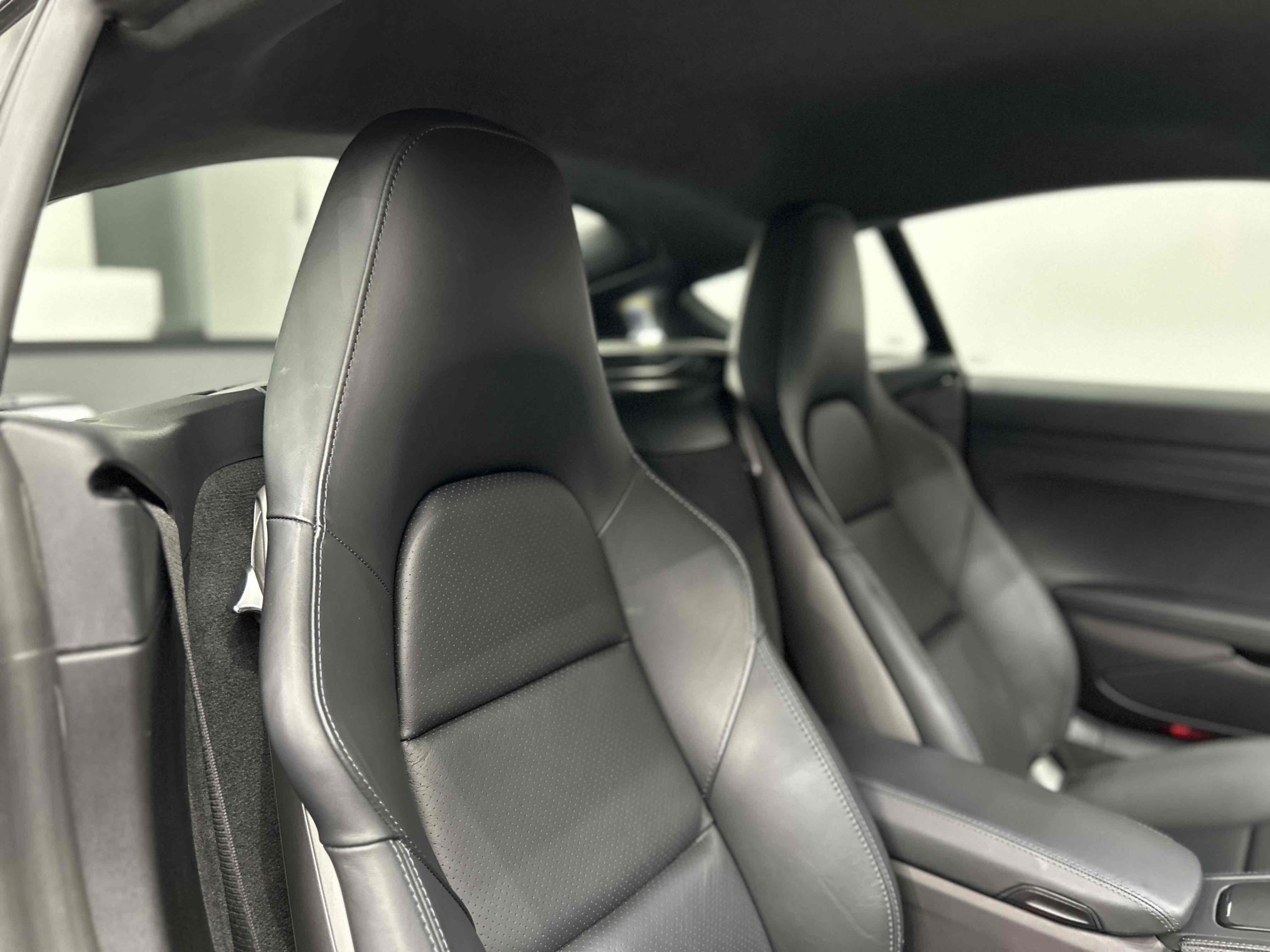 ポルシェ718ケイマンGTS4.0（Type982）PDK<br>ブラックレザーインテリア<br>ブラックレザートリム<br>18wayスポーツシートプラス<br>ブレーキキャリパー(ハイグロスブラック塗装)