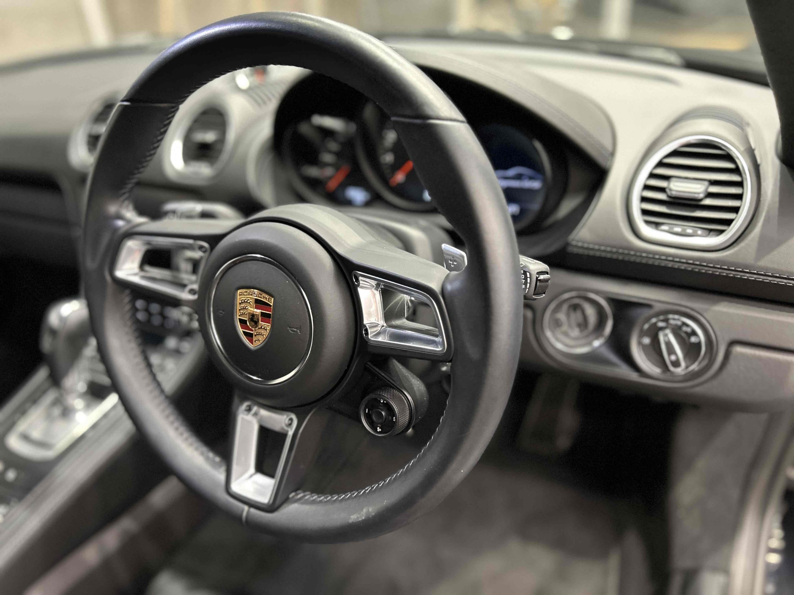 ポルシェ718ケイマンGTS4.0（Type982）PDK<br>ブラックレザーインテリア<br>ブラックレザートリム<br>18wayスポーツシートプラス<br>ブレーキキャリパー(ハイグロスブラック塗装)